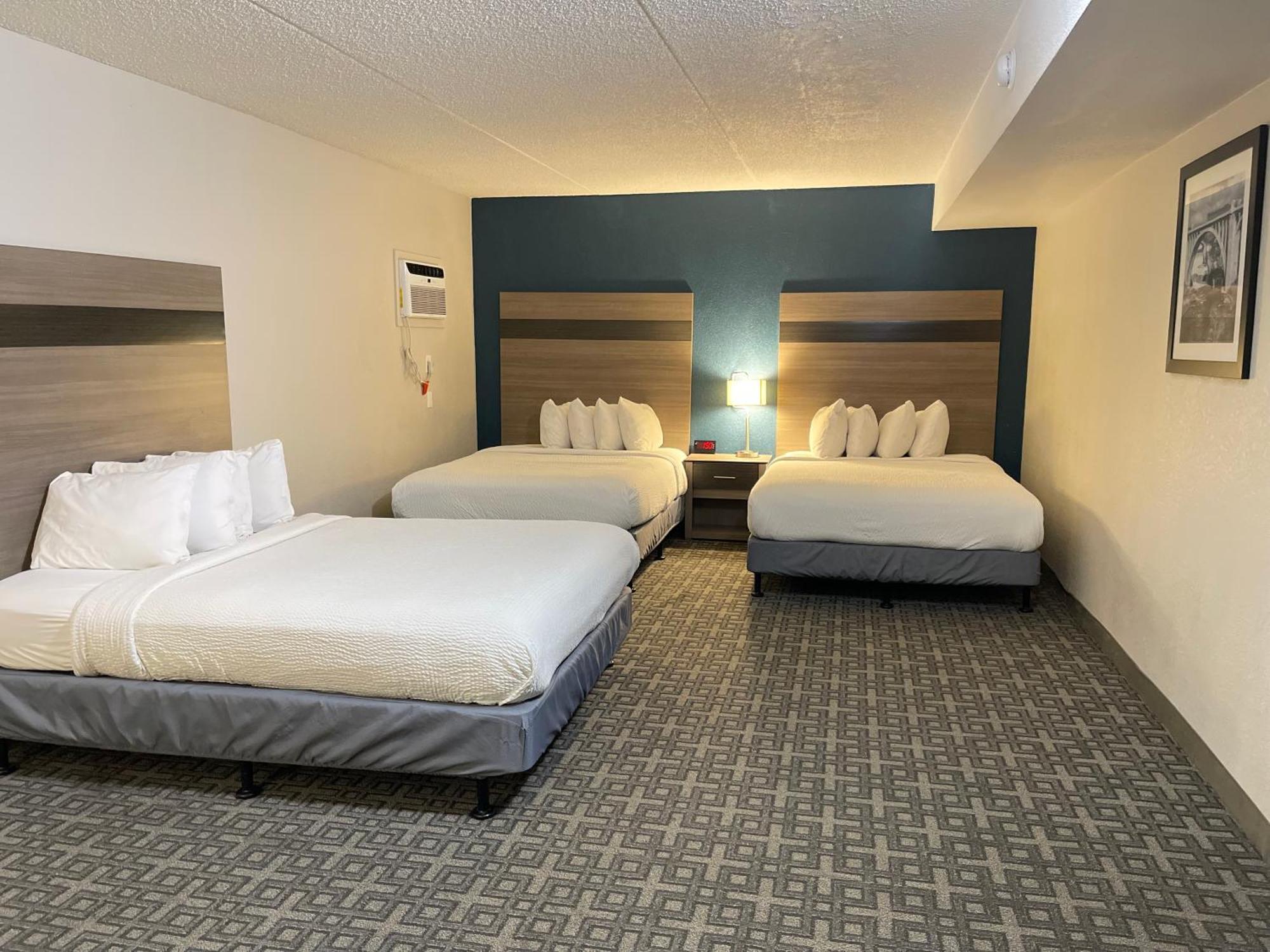 Suite Three Queen Beds Non-Smoking