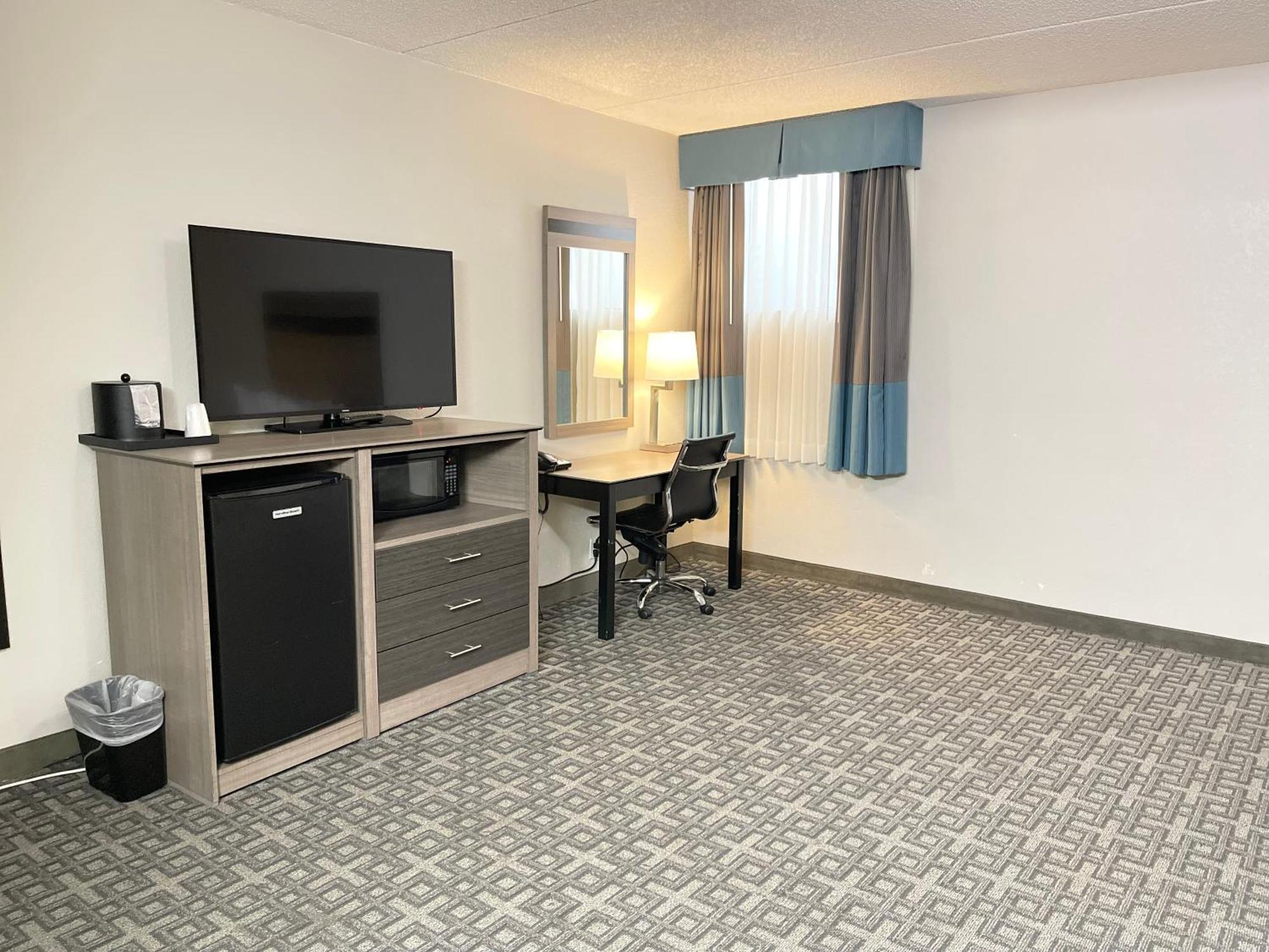 Suite Three Queen Beds Non-Smoking