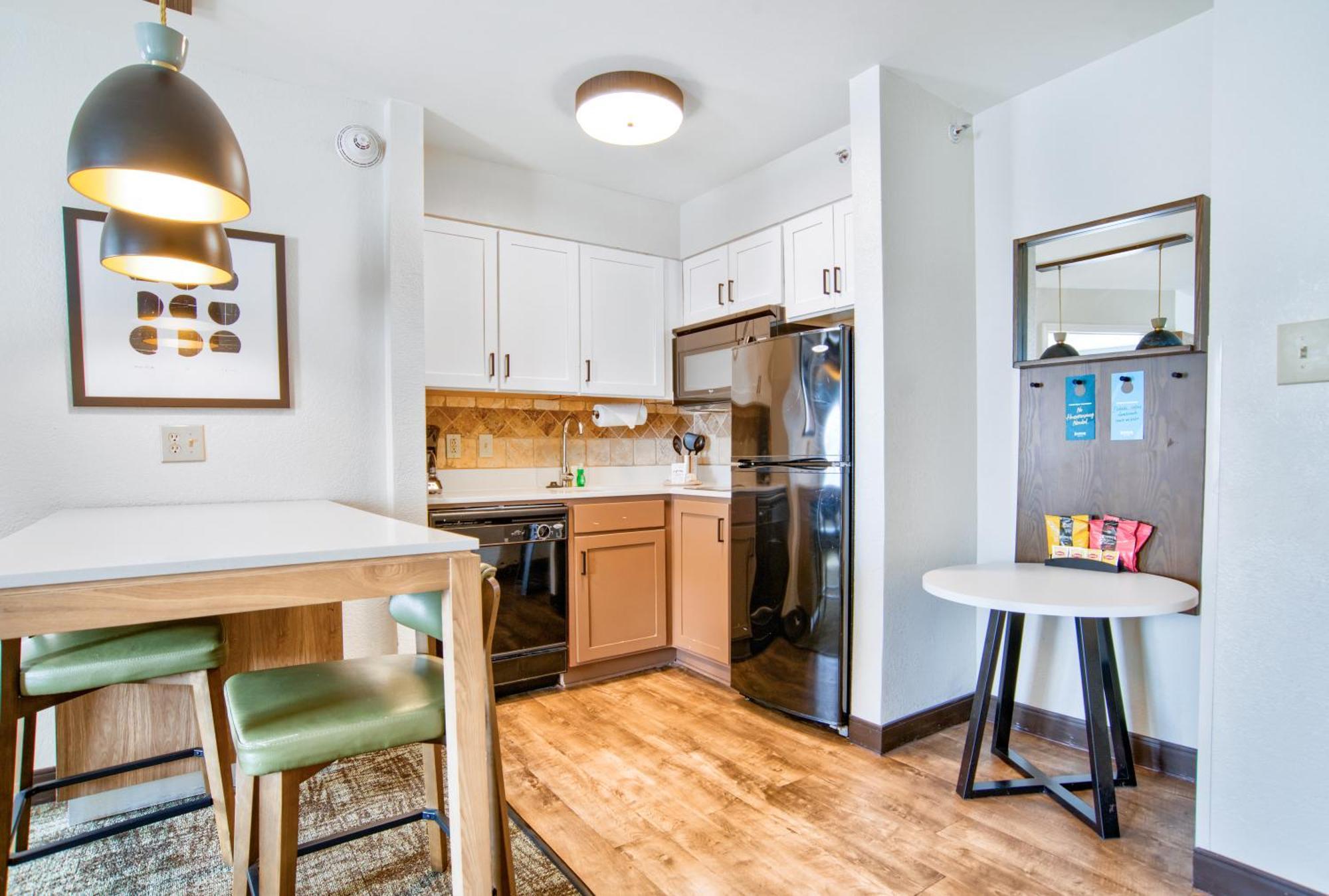 One-Bedroom Queen Suite Non-Smoking