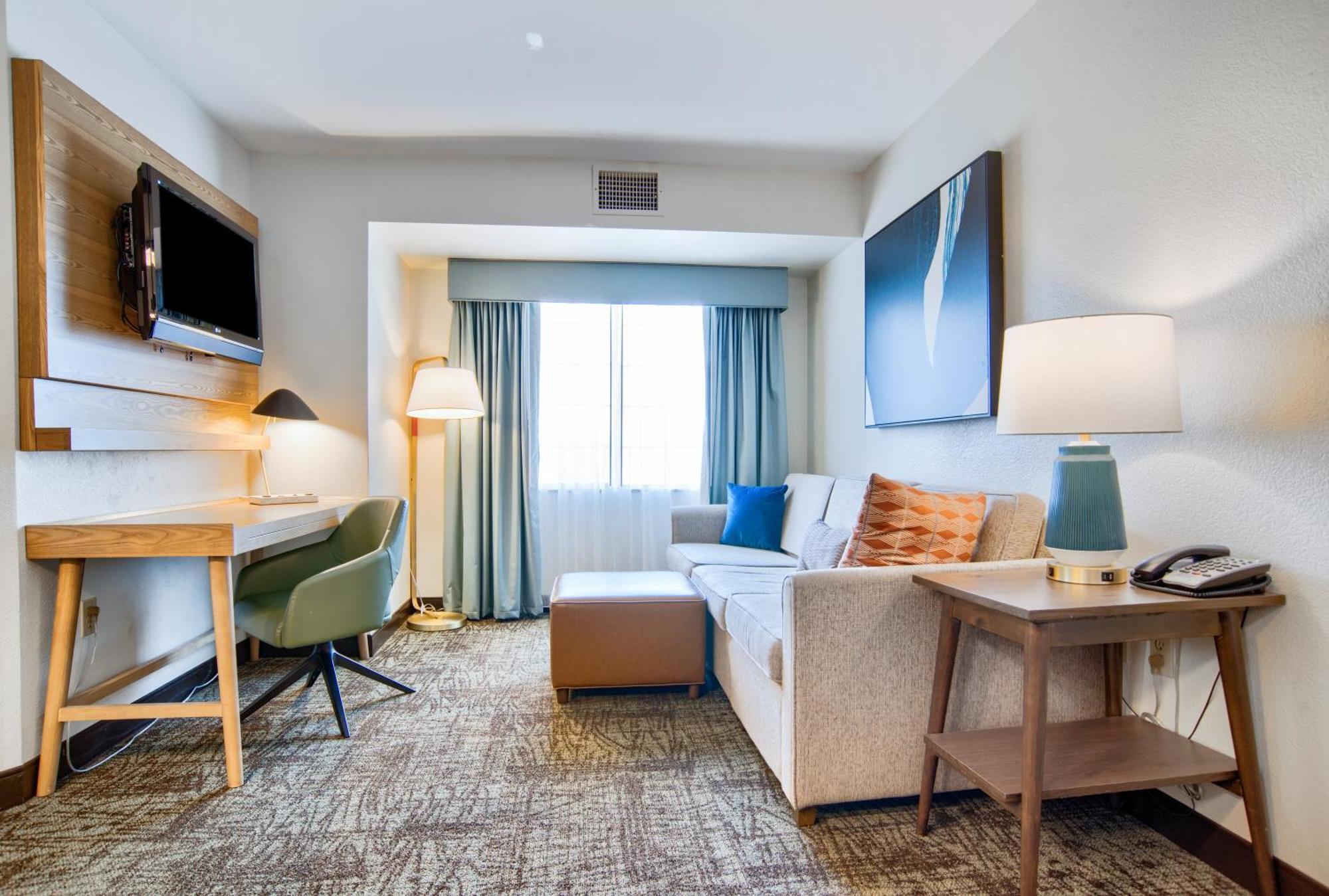 One-Bedroom Queen Suite Non-Smoking