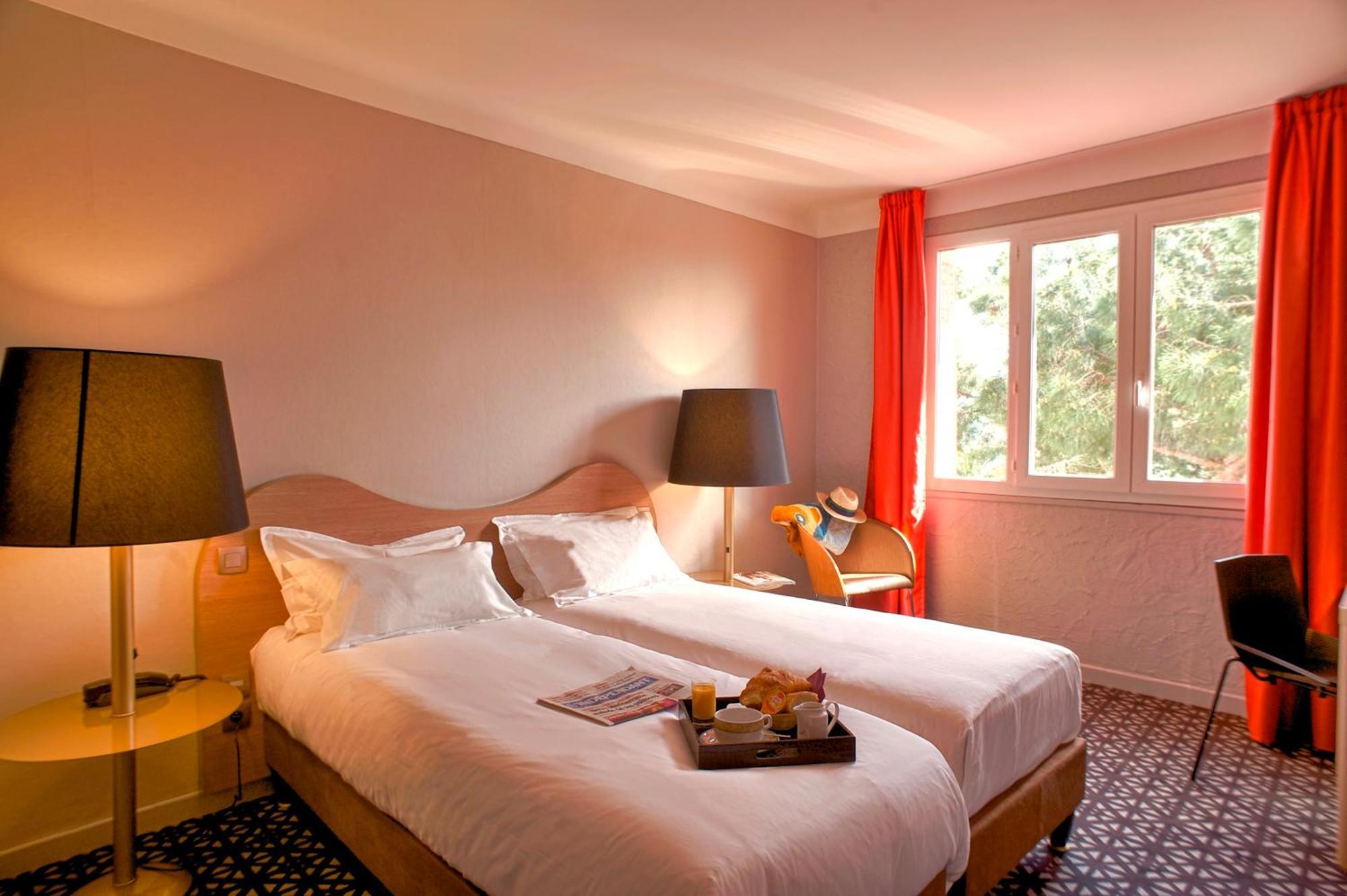 Double or Twin Room Partial Sea View