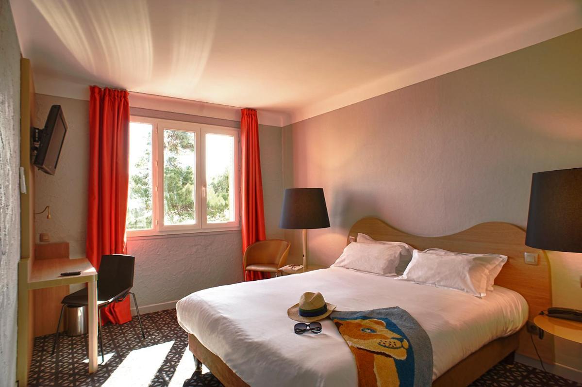 Double or Twin Room Partial Sea View
