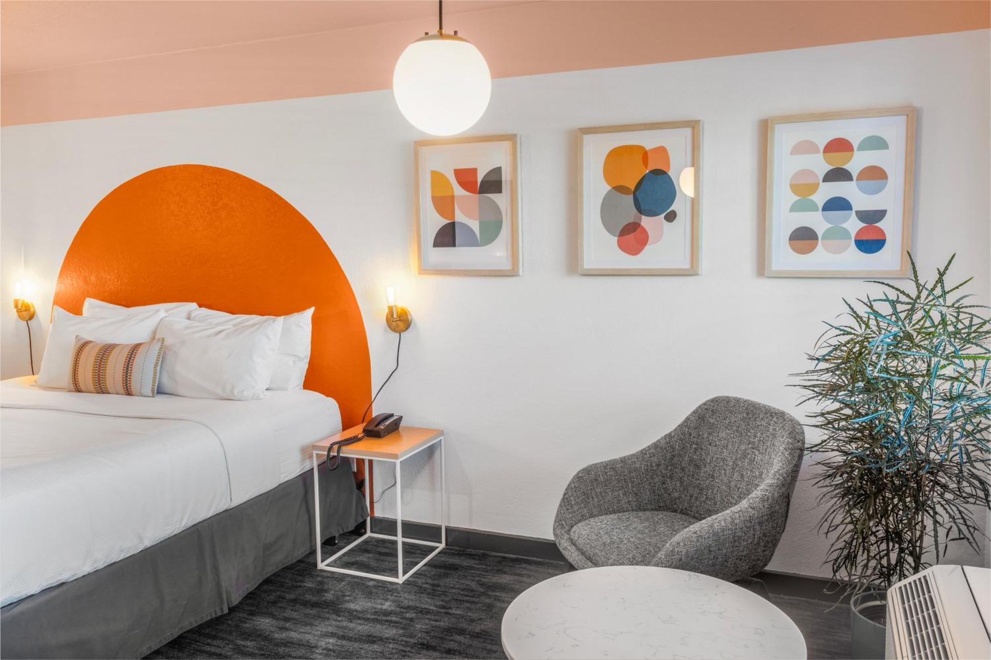 Efficiency King Room with Roll-In Shower - Disability Access/Non Smoking,1546573729:JPEG