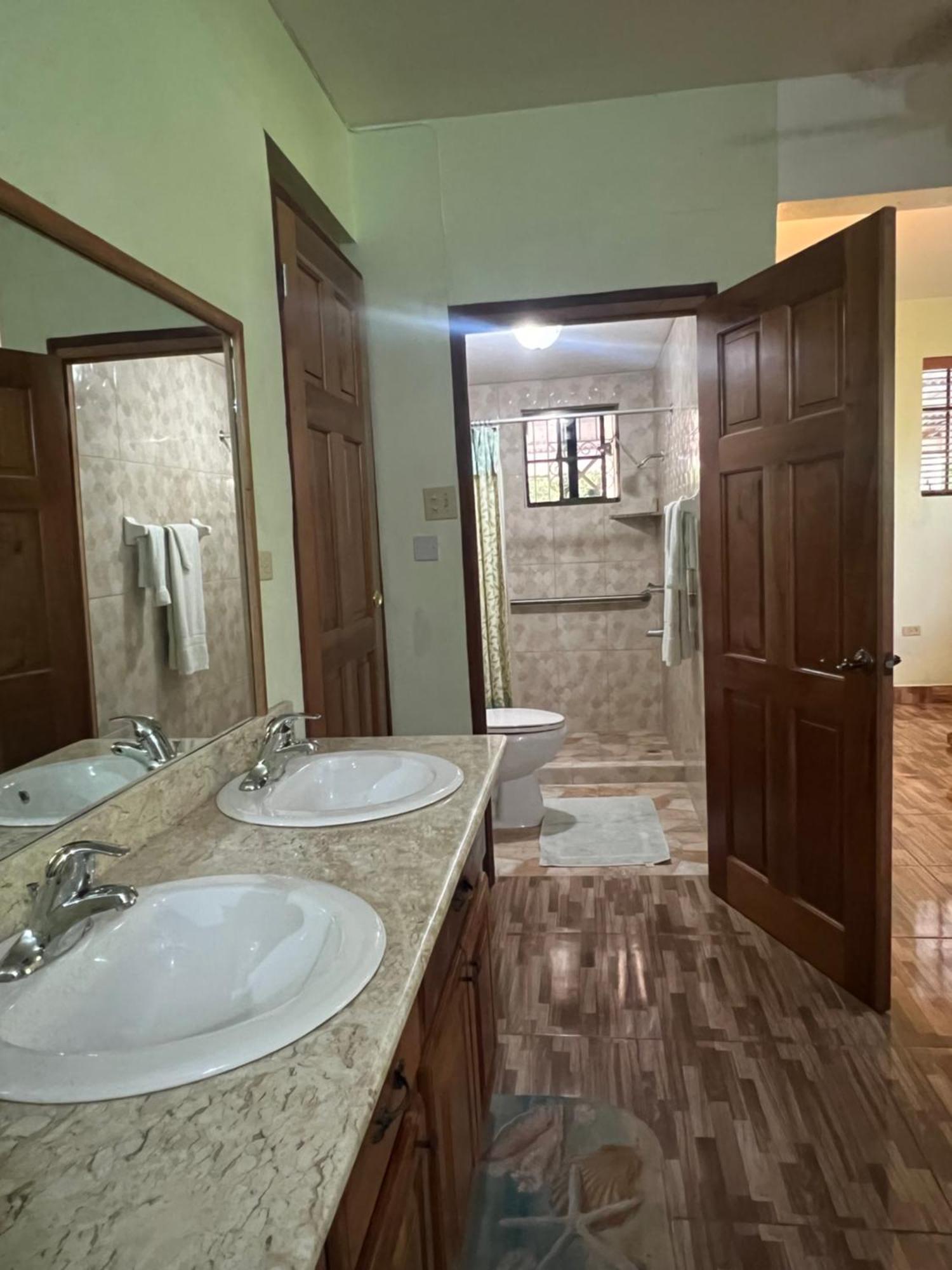 Deluxe Queen Suite