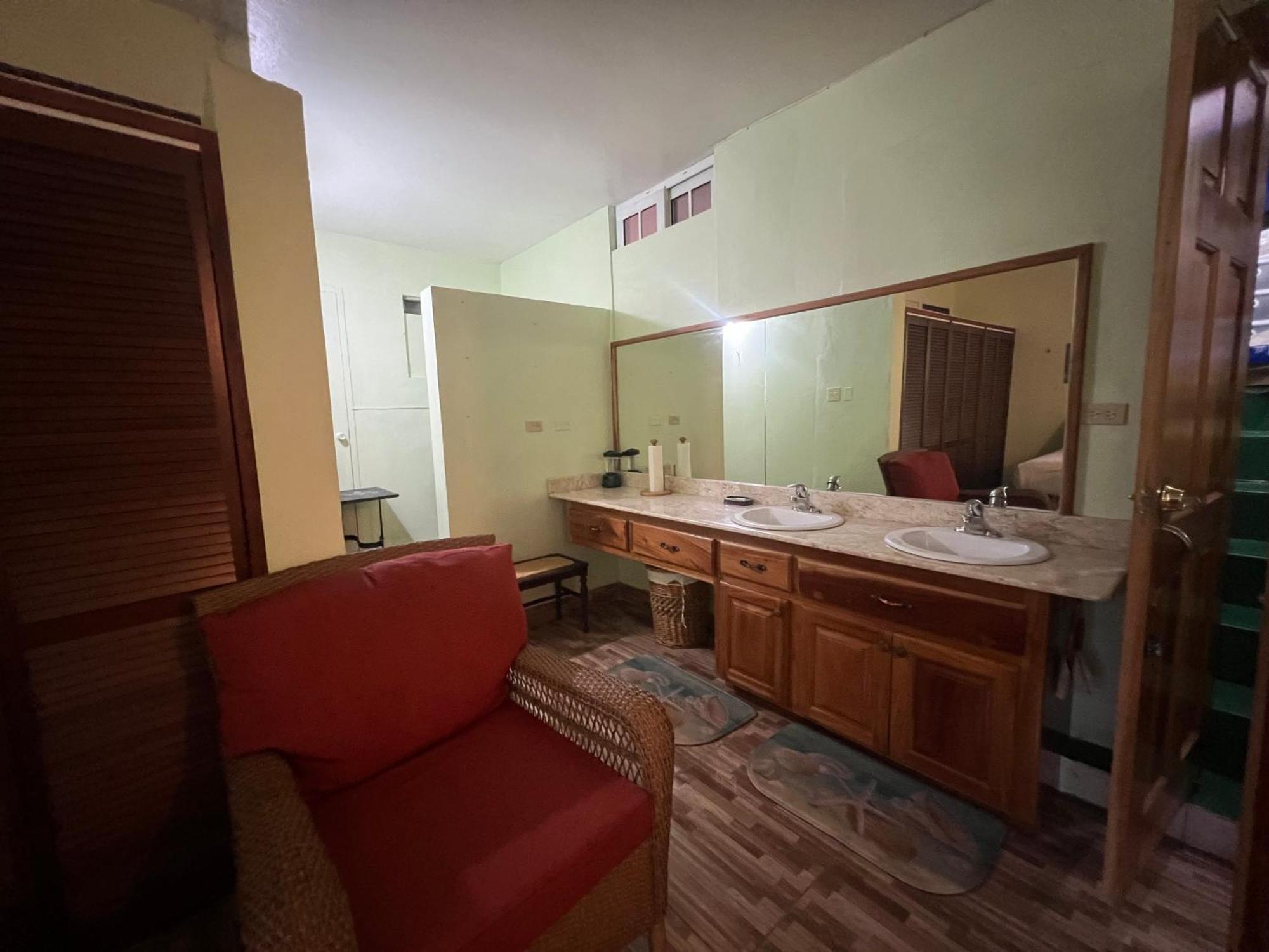 Deluxe Queen Suite