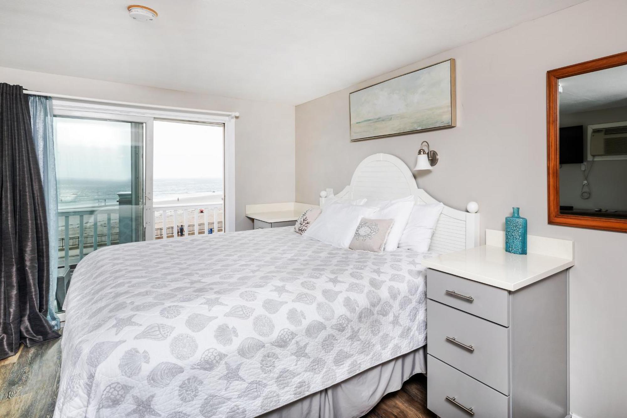 Deluxe King Room Ocean View Kitchenette