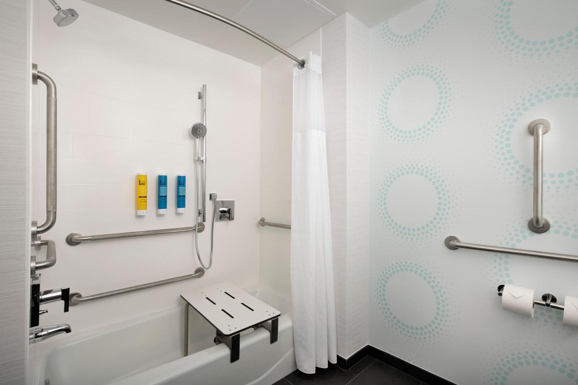 King Room Bath Tub Mobility Access,1546918333:JPEG