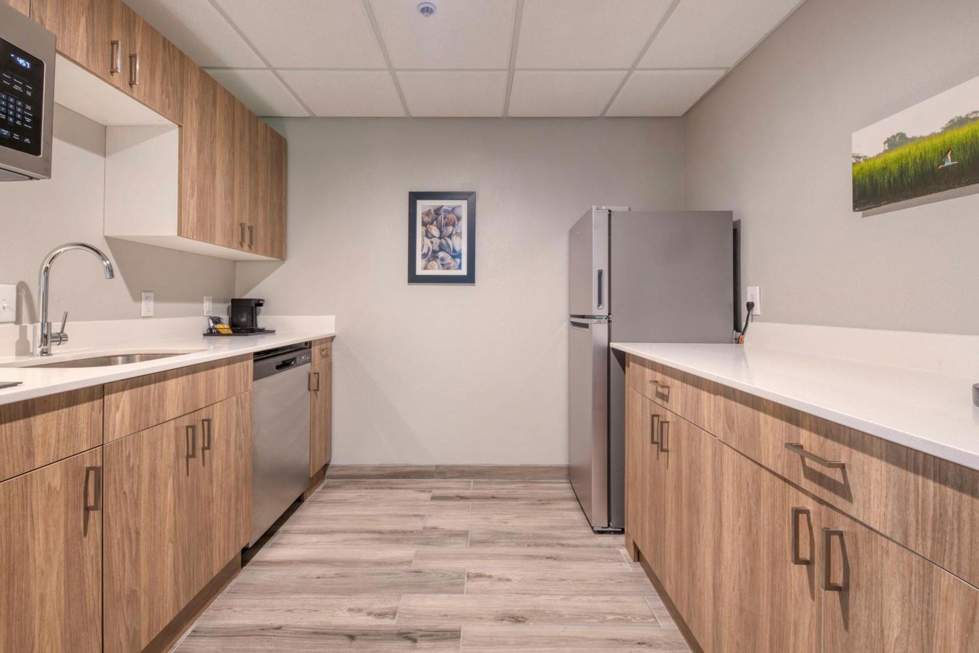 One-Bedroom Corner King Suite - Non-Smoking