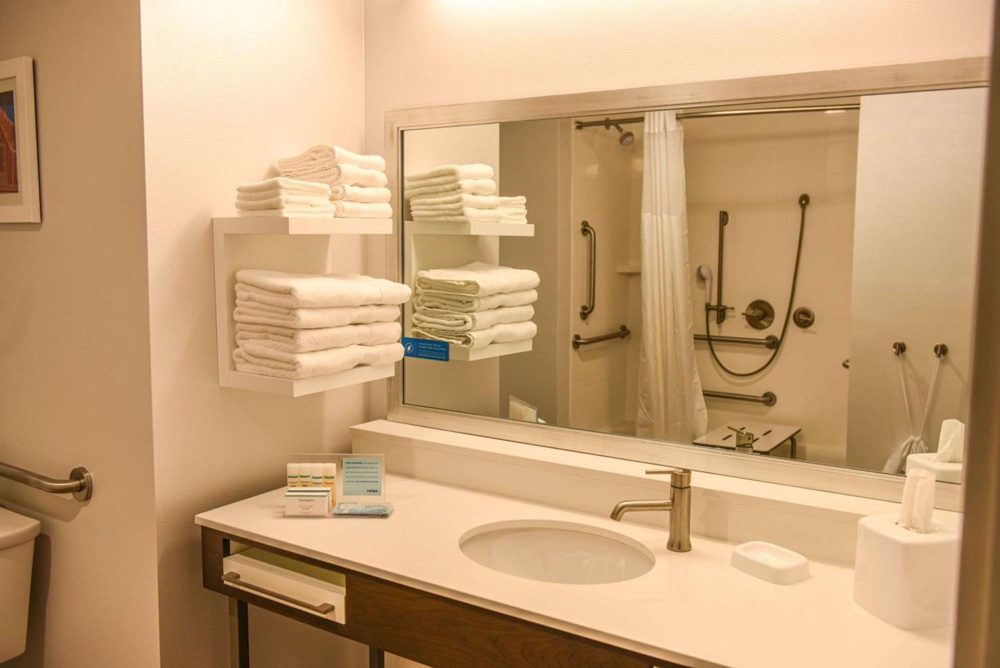 King Room Hearing Access or Non-Smoking