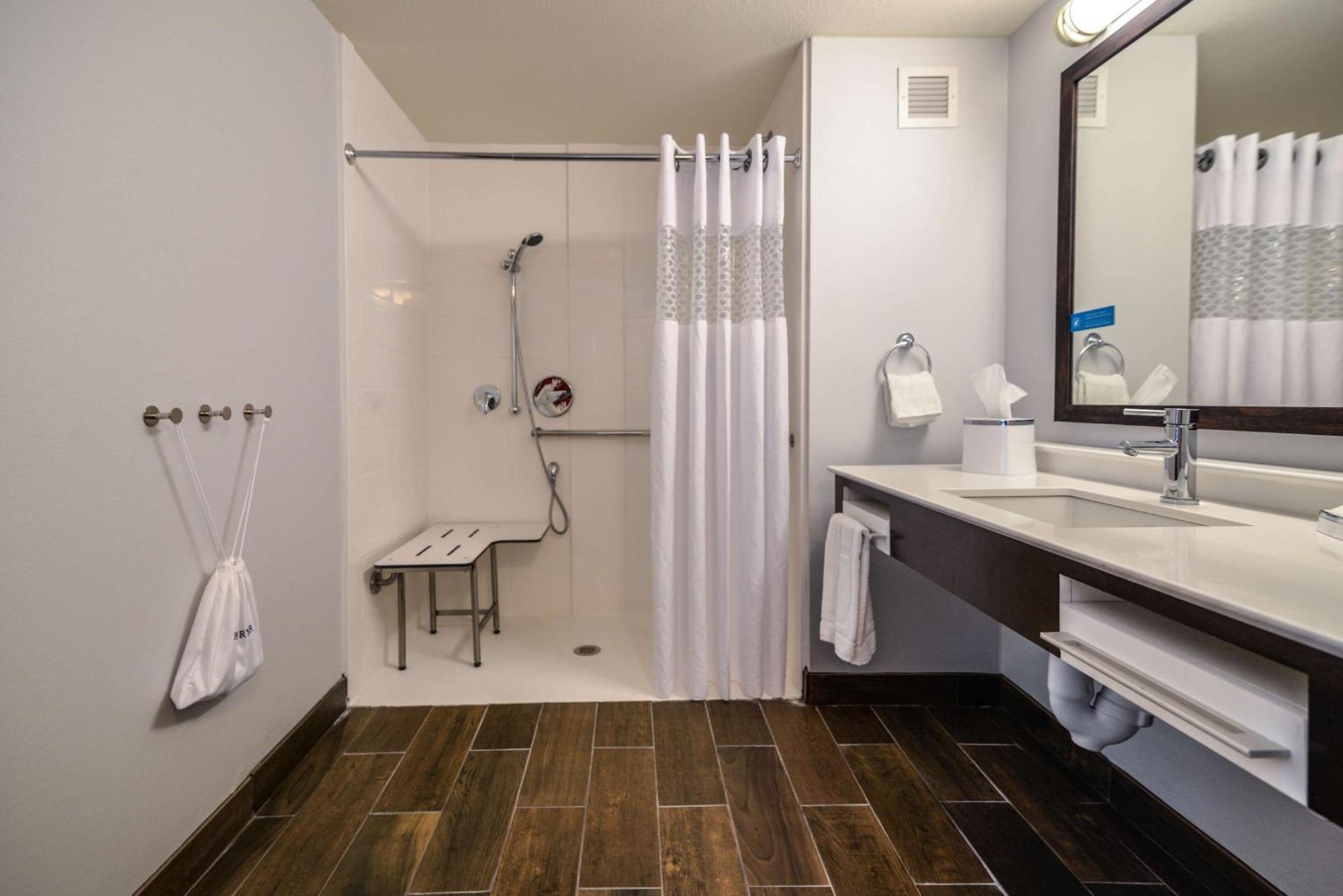 King Room with Roll-In Shower - Mobility Access/Non-Smoking,1546967128:JPEG