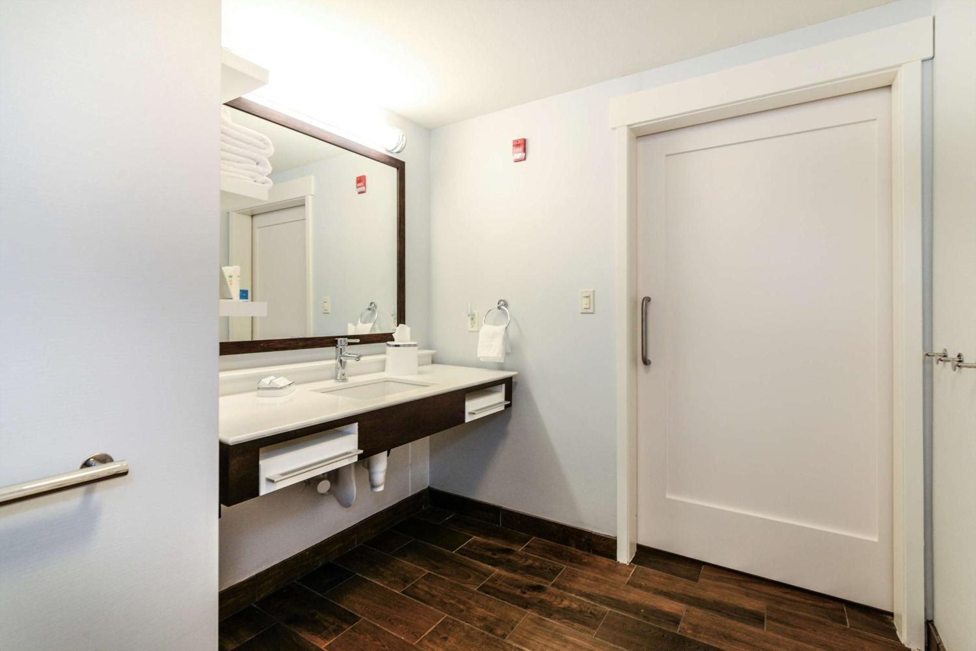 King Room Roll Shower Mobility Access or Non-Smoking
