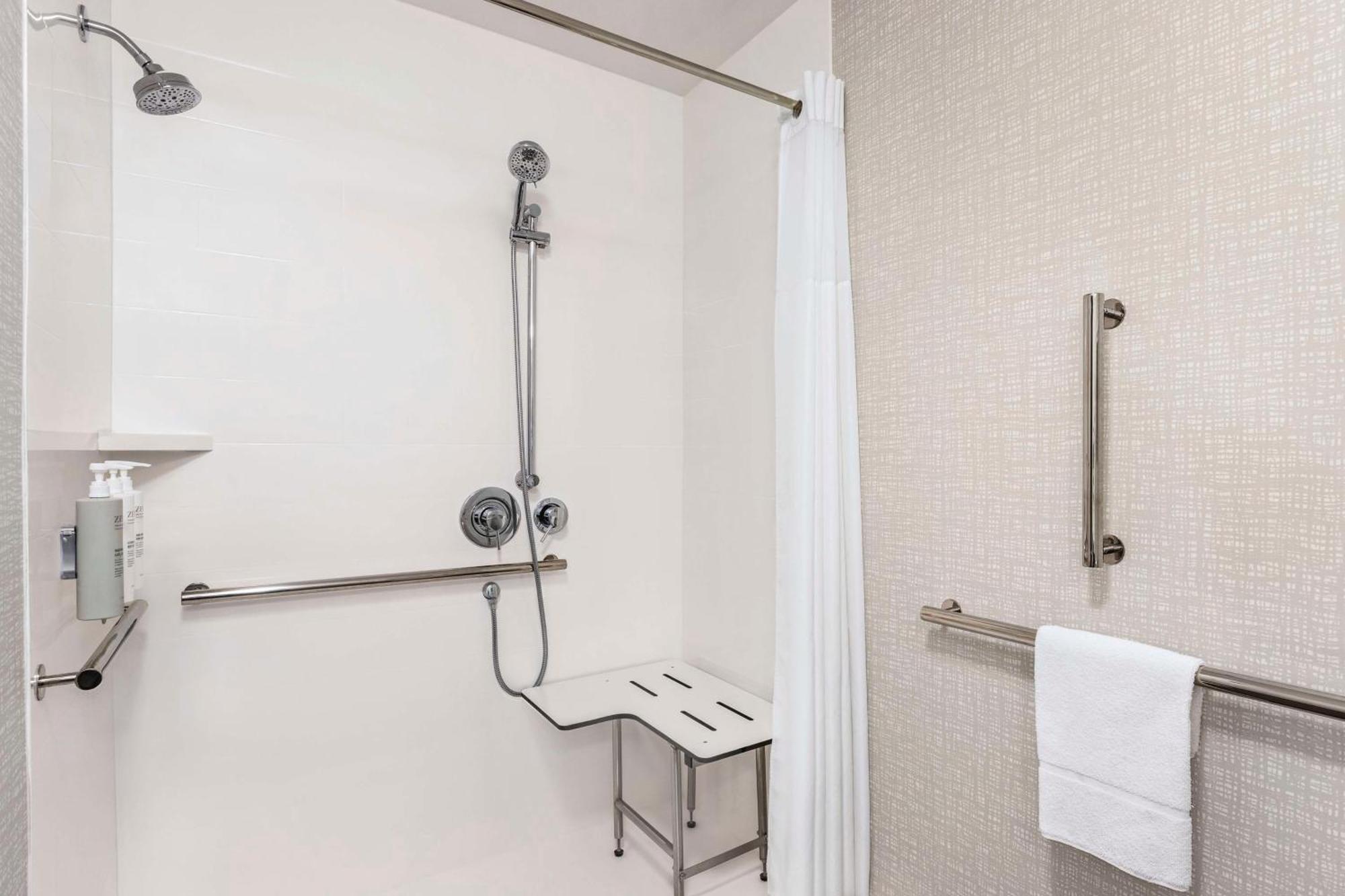 King Room with Roll-In Shower - Mobility and Hearing Access/Non-Smoking