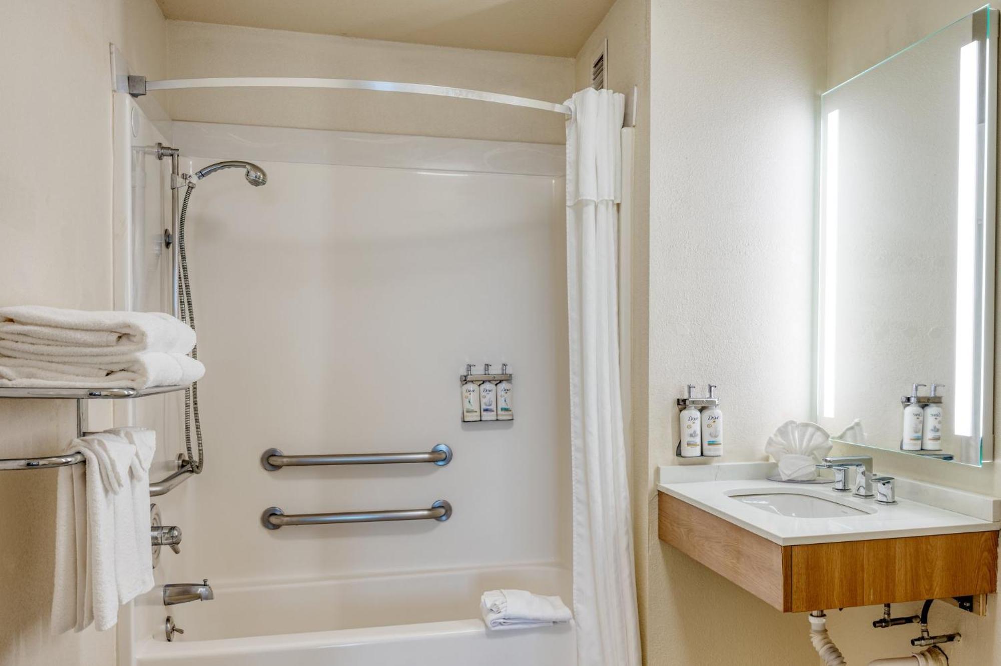 Queen Suite - Communications Accessible