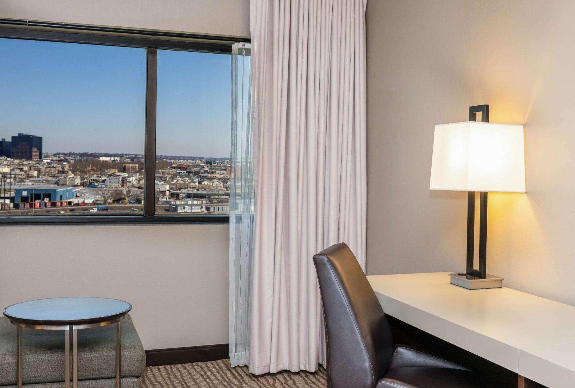 King Room Newark Skyline View Top Floor