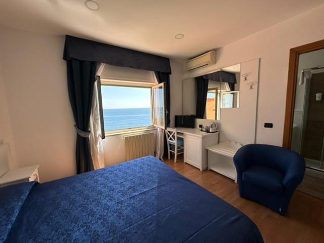 Double or Twin Room Sea View
