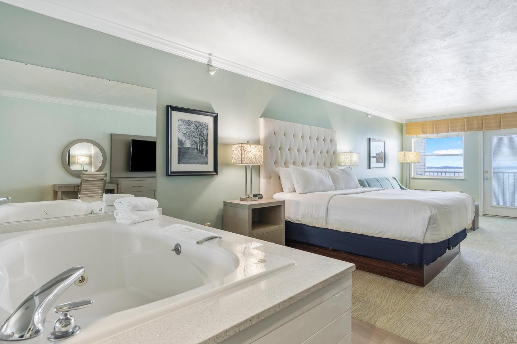 Bayview King Studio Spa Bath
