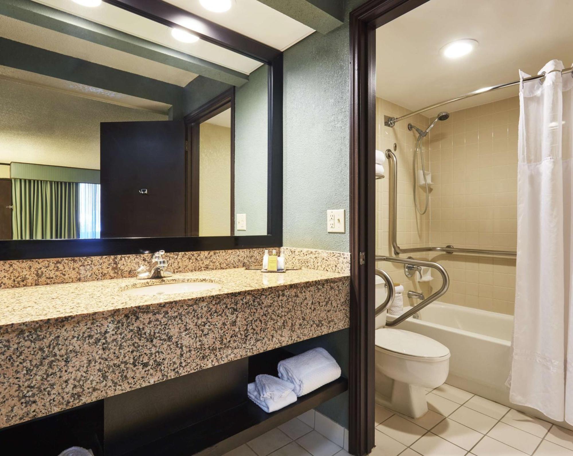 Queen Two Queen Beds Bath Disability Access