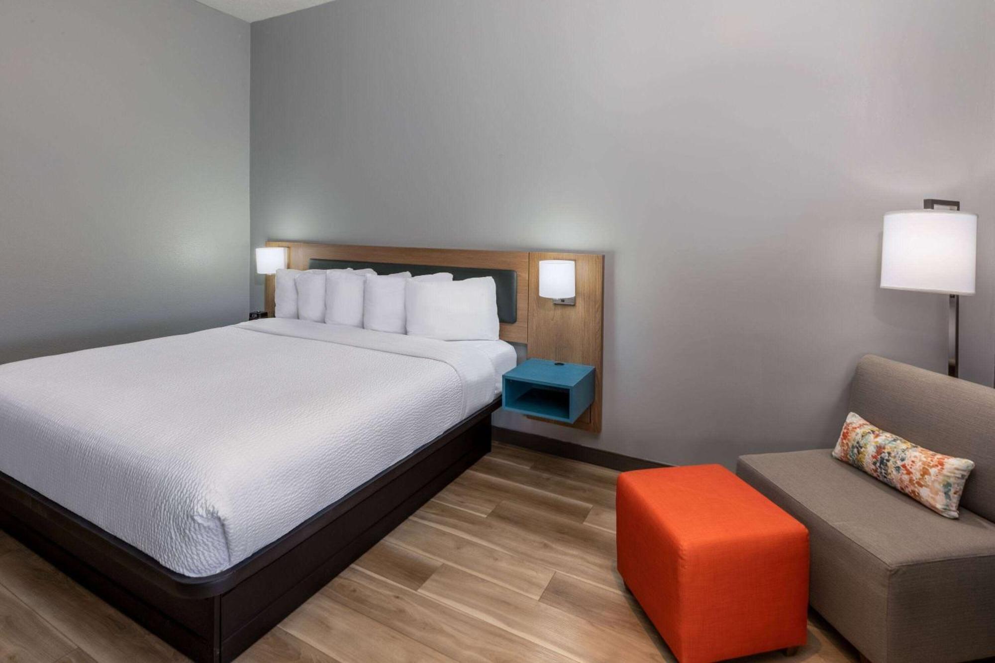 King Room with Roll-In Shower - Mobility Access/Non-Smoking