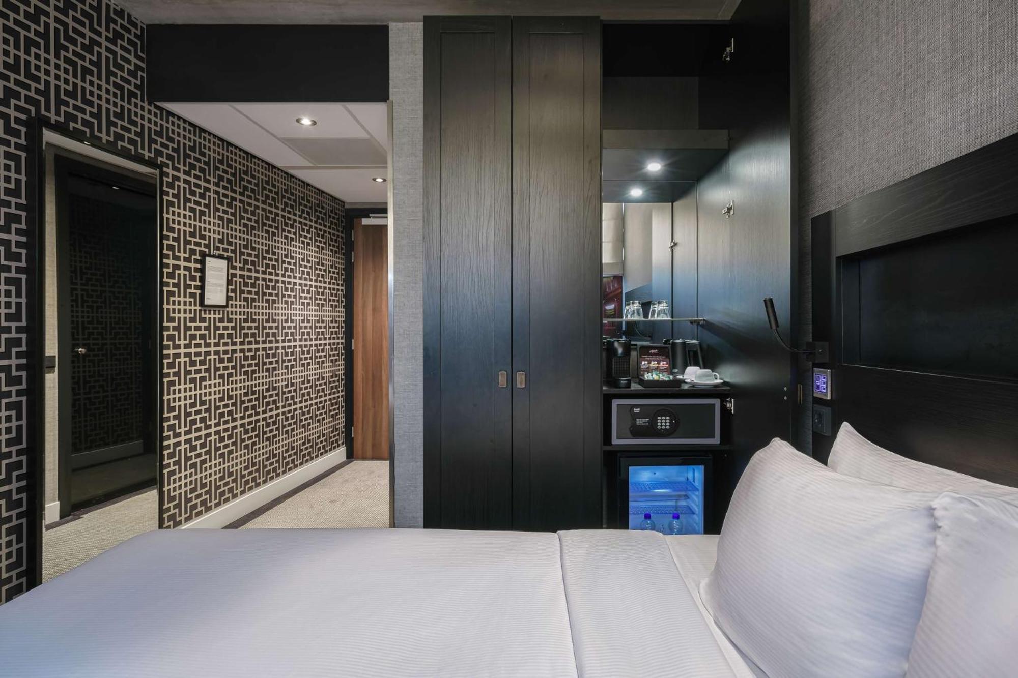 Amsterdam Street Art Queen Guest Room