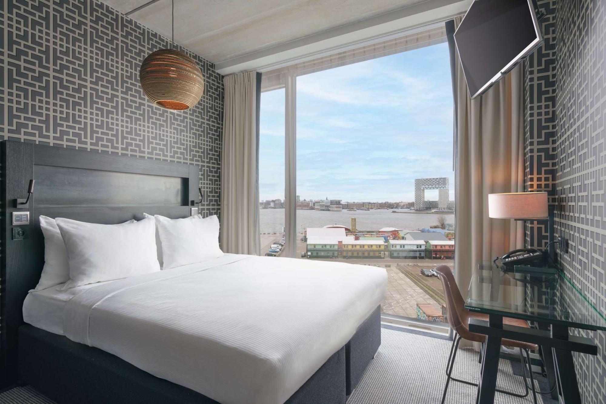 Queen Guest Room River View