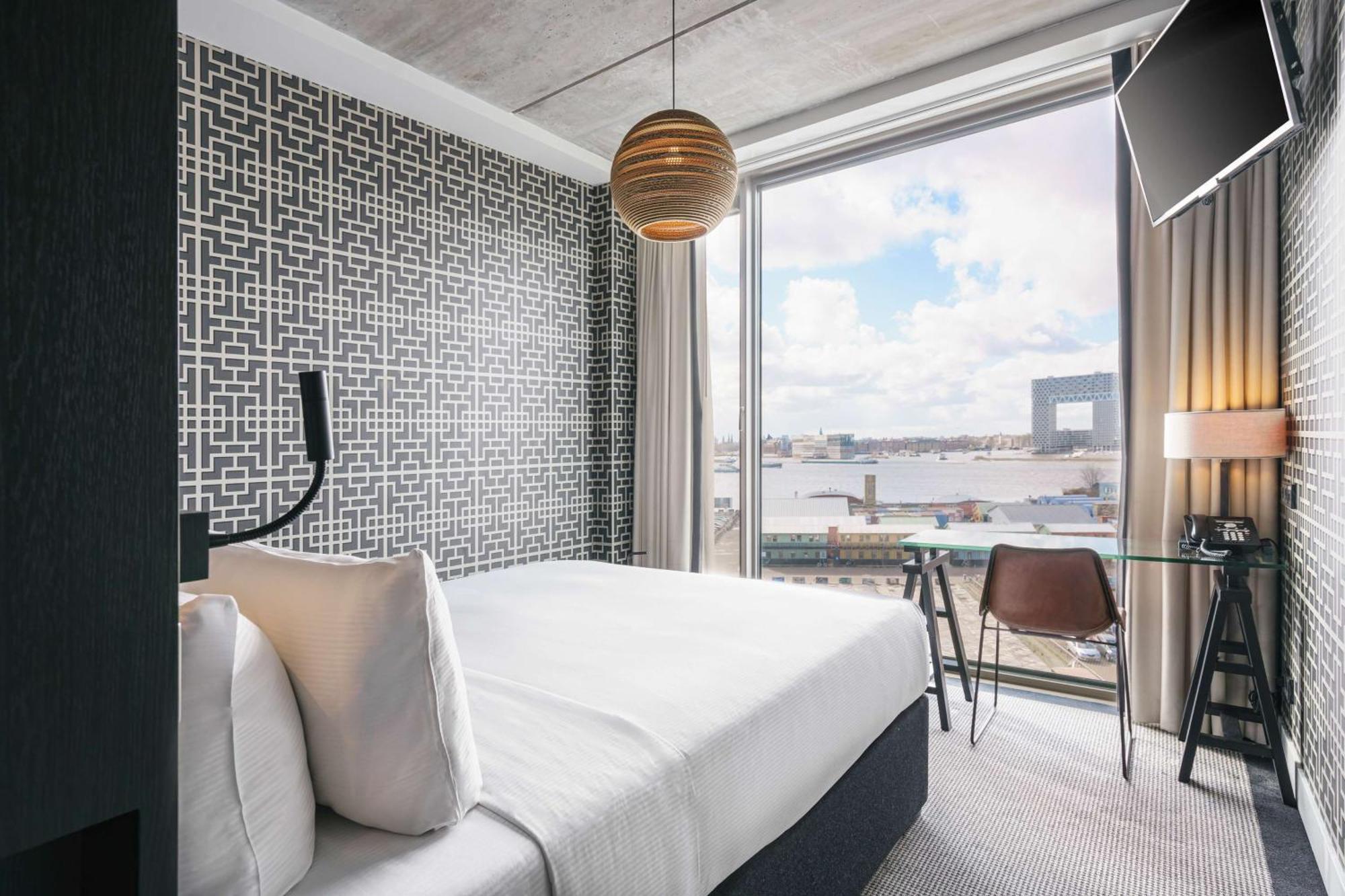 Queen Guest Room River View