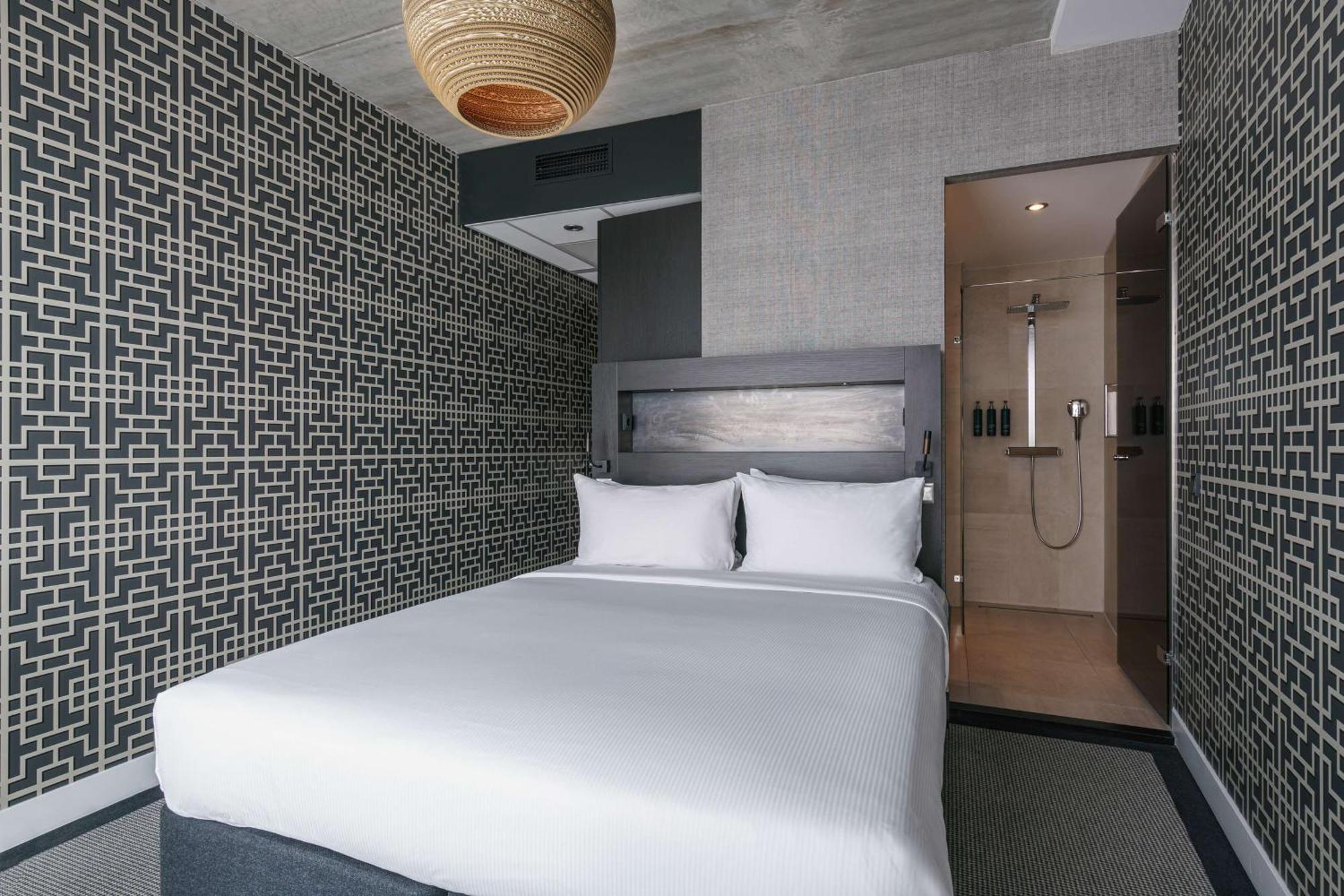 Queen Guest Room River View