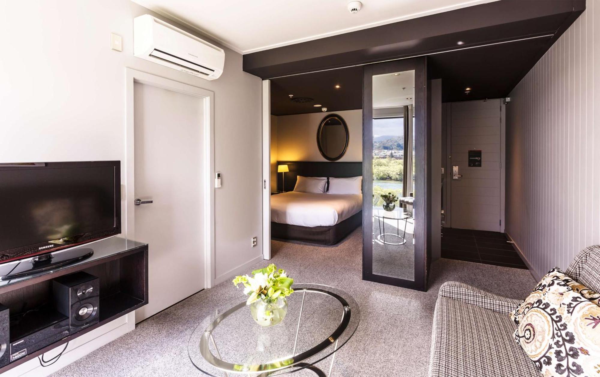 Deluxe King Room Lake View Kitchenette