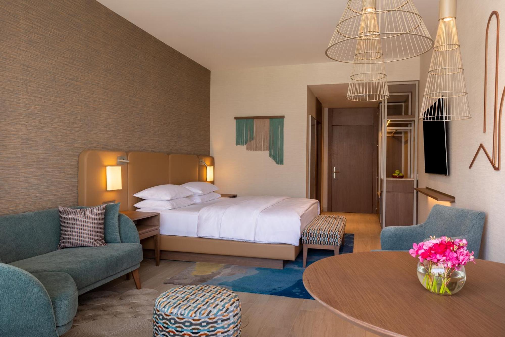 Deluxe King Room Pool View