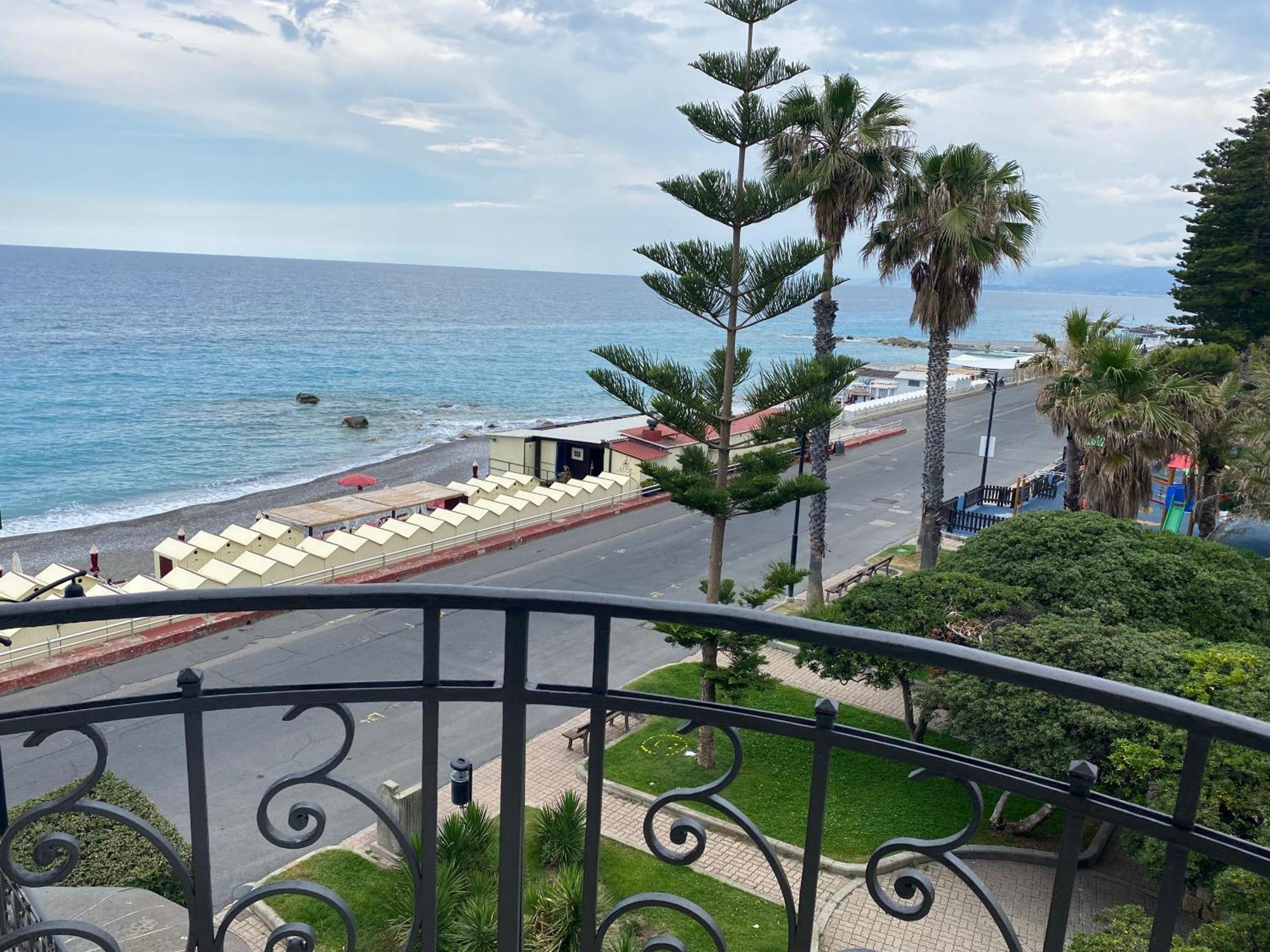 Double or Twin Room Side Sea View
