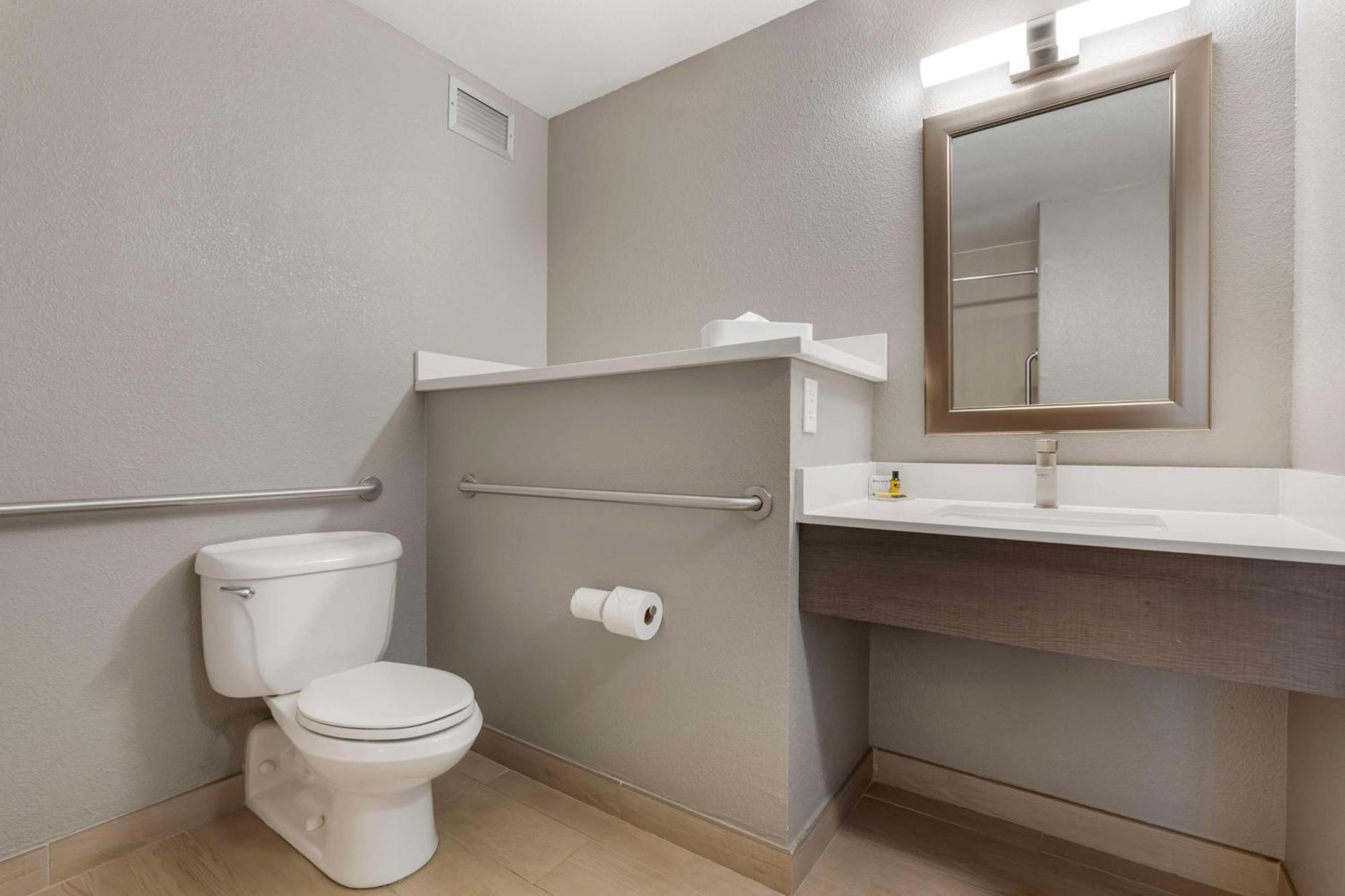 Queen Room Two Queen Beds Mobility Accessible Bathtub,1548070795:JPEG