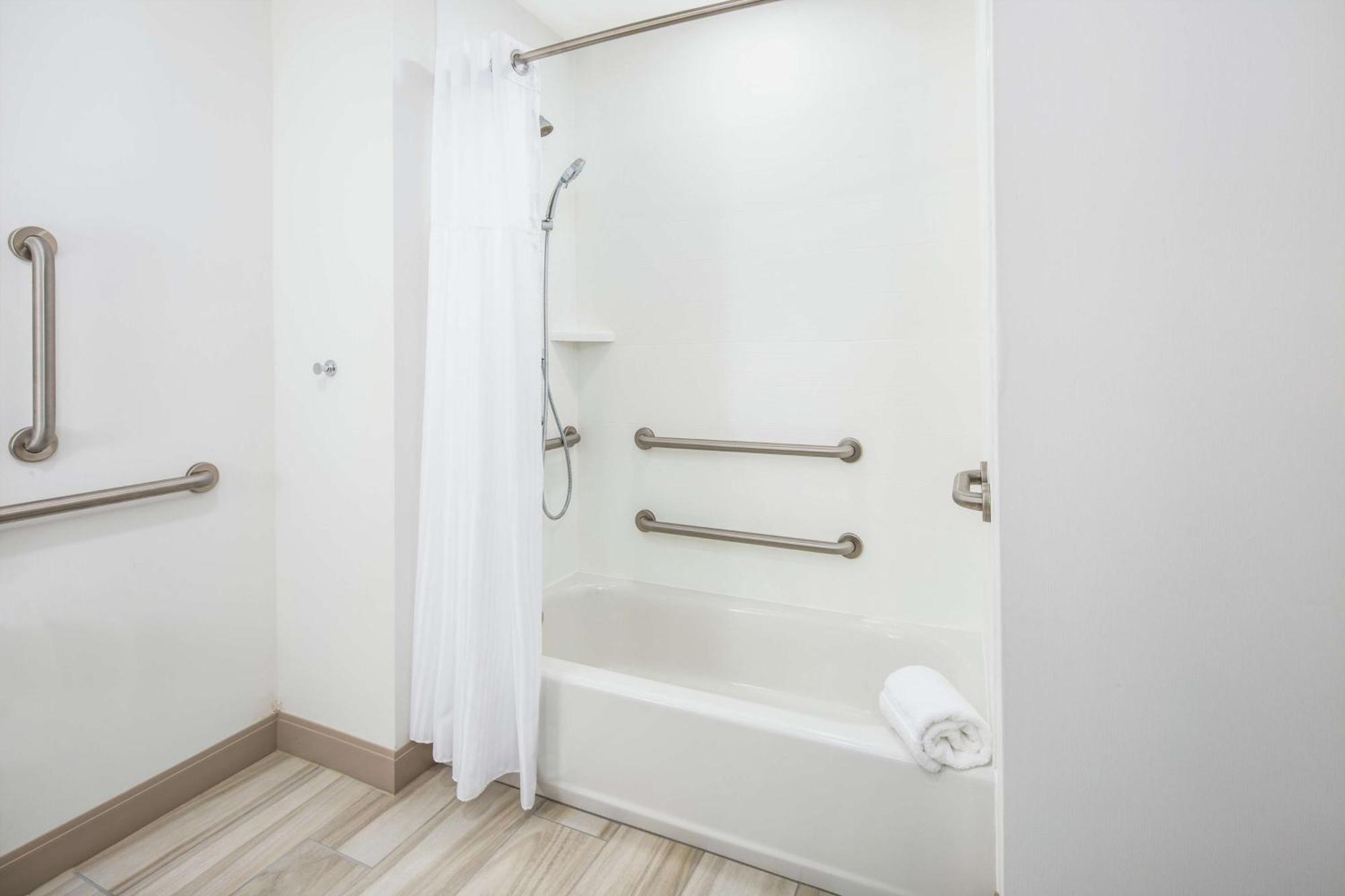 King Room with Accessible Tub - Mobility Access