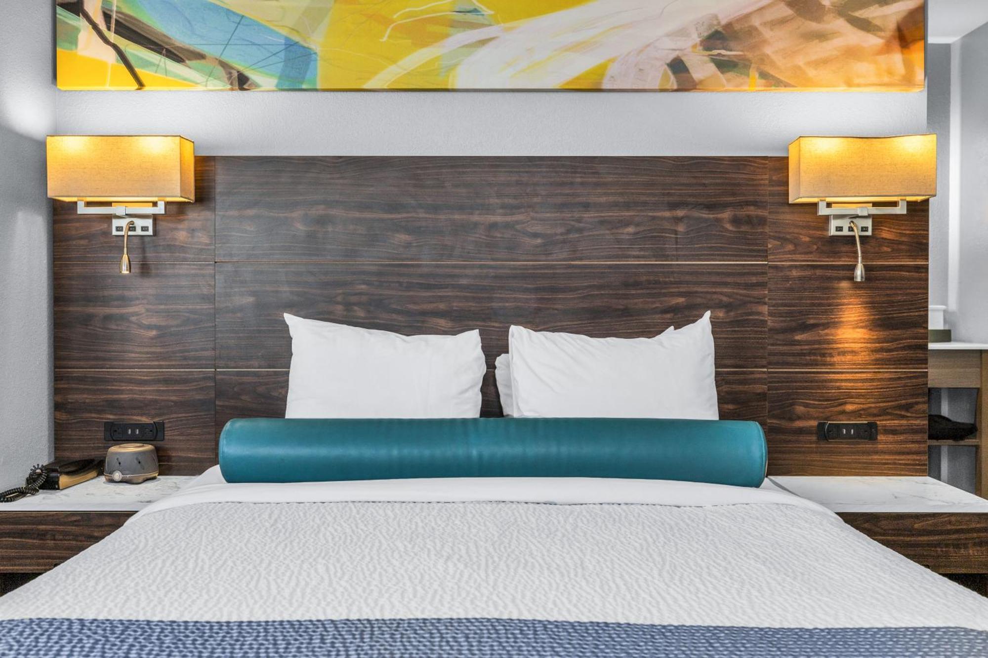 1 Queen Bed Sofa Bed Oceanview Accessible