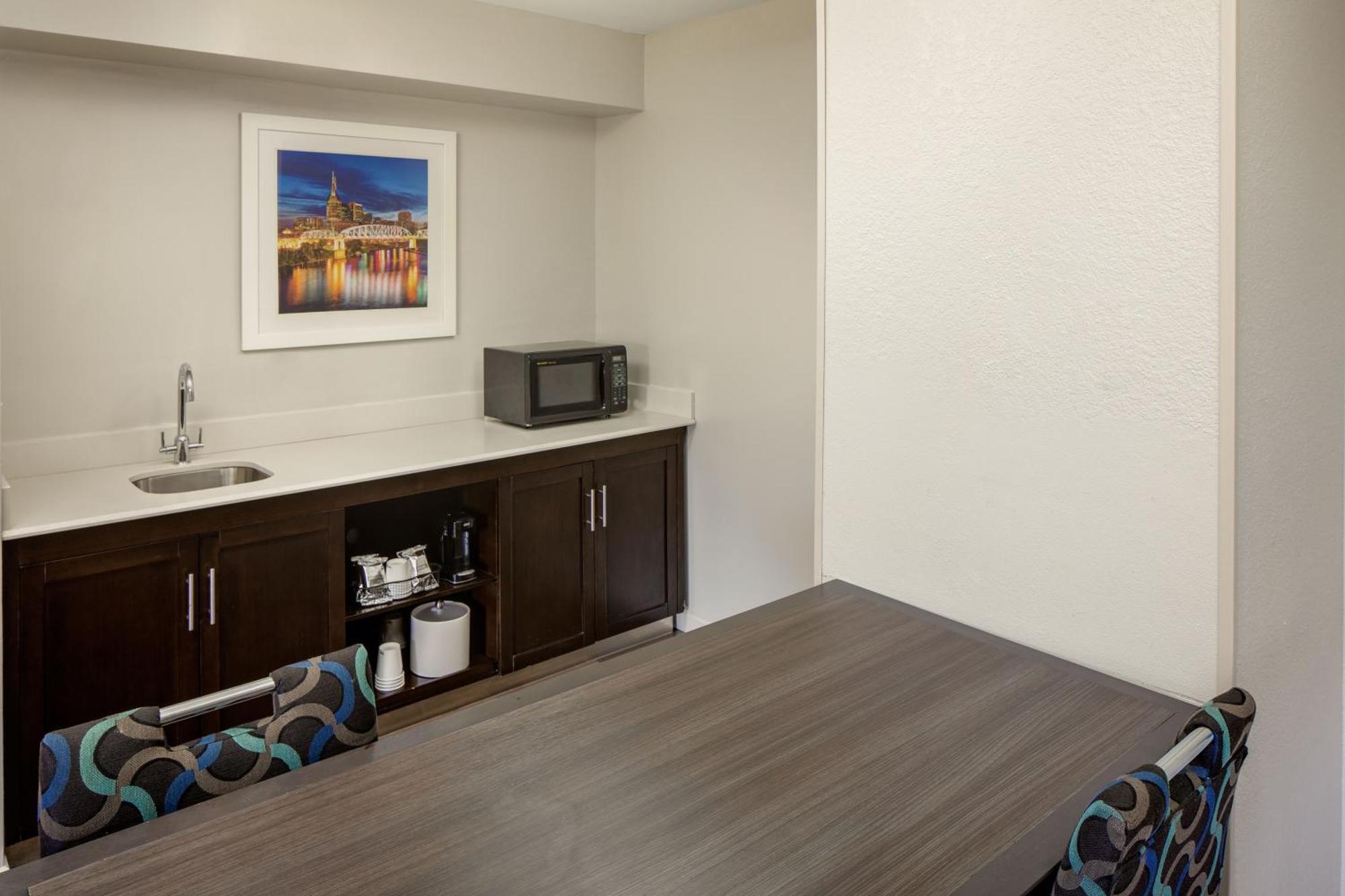 One-Bedroom Queen Suite Two Queen Beds Non-Smoking