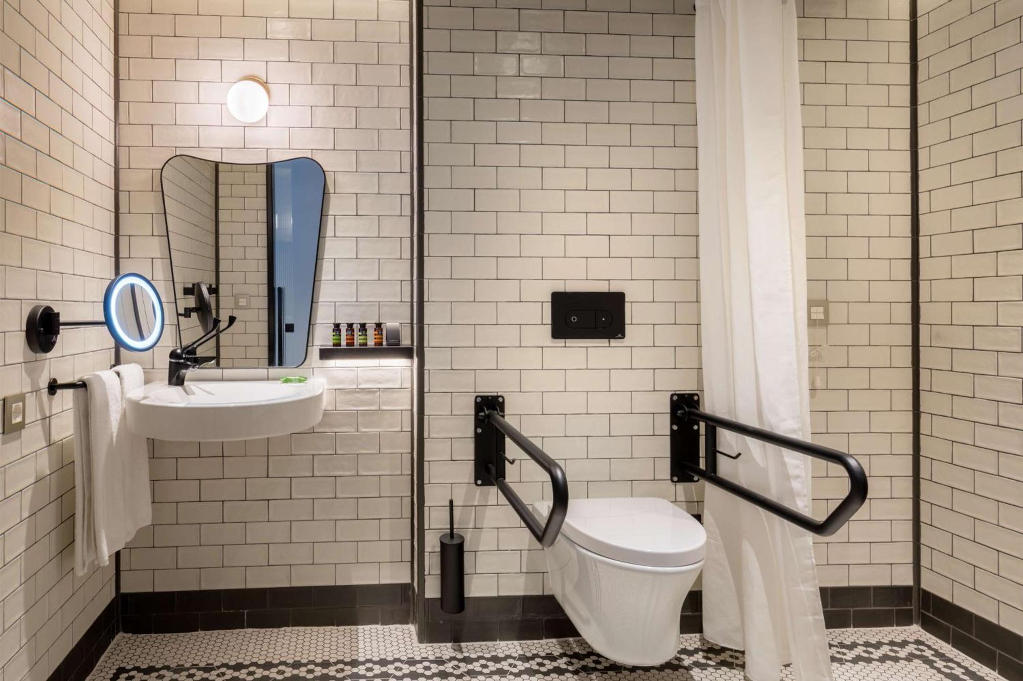 Queen Room Accessible
