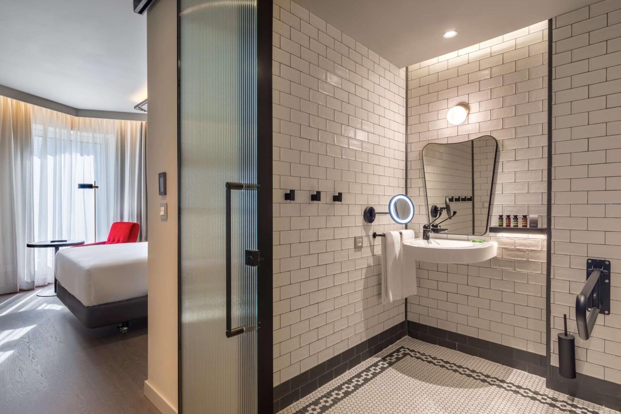 Queen Room Accessible