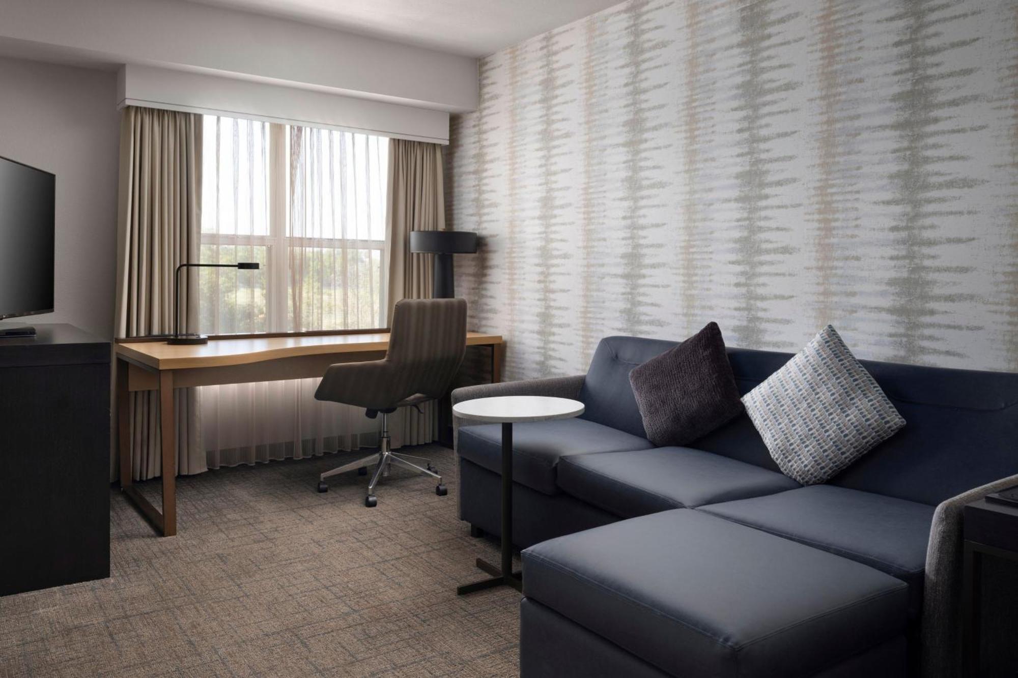 Queen Studio,1629396649:JPEG