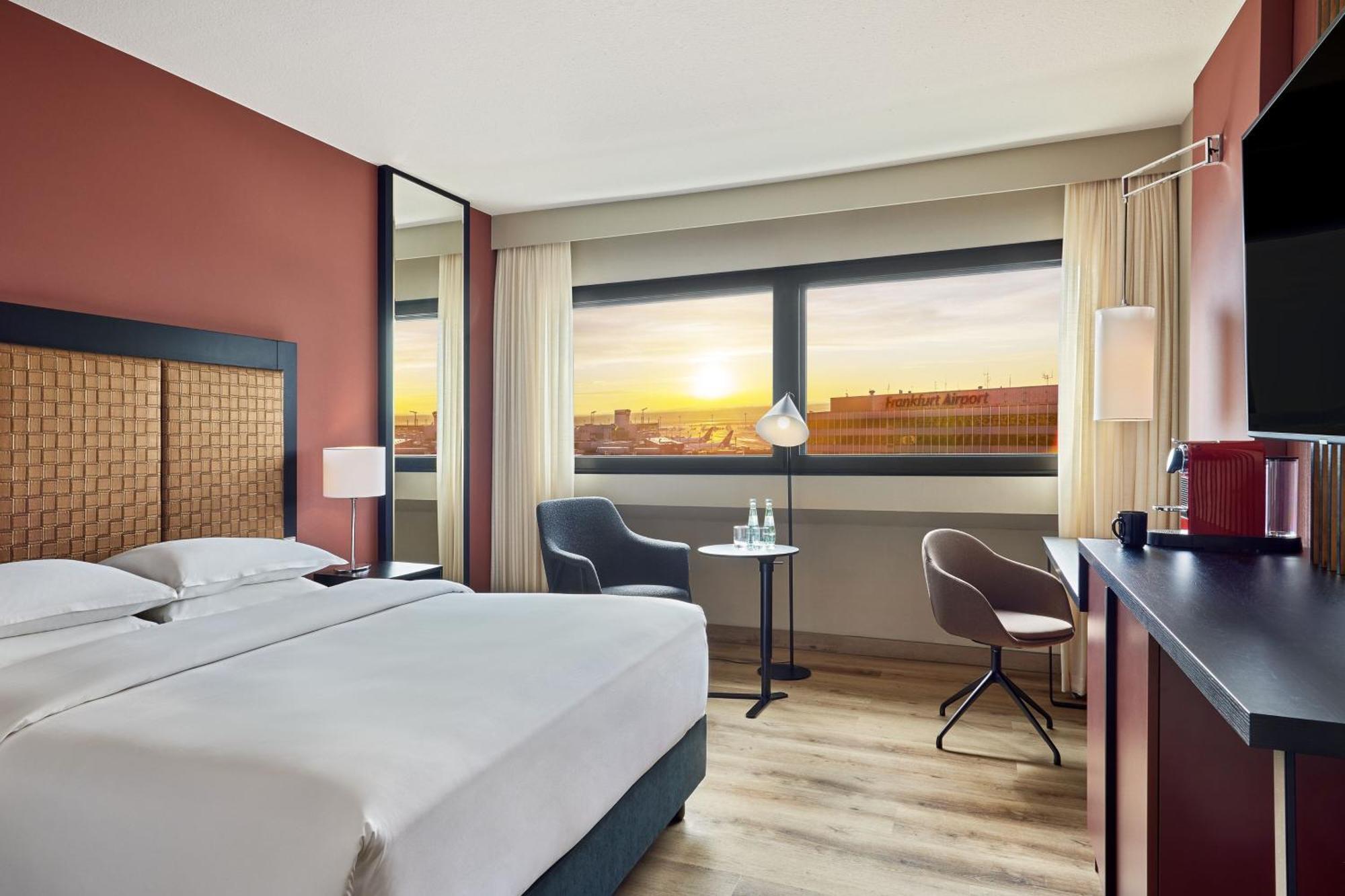 Sheraton Club Room, Club lounge access, Guest room, 1 King or 1 Queen,1550799403:JPEG