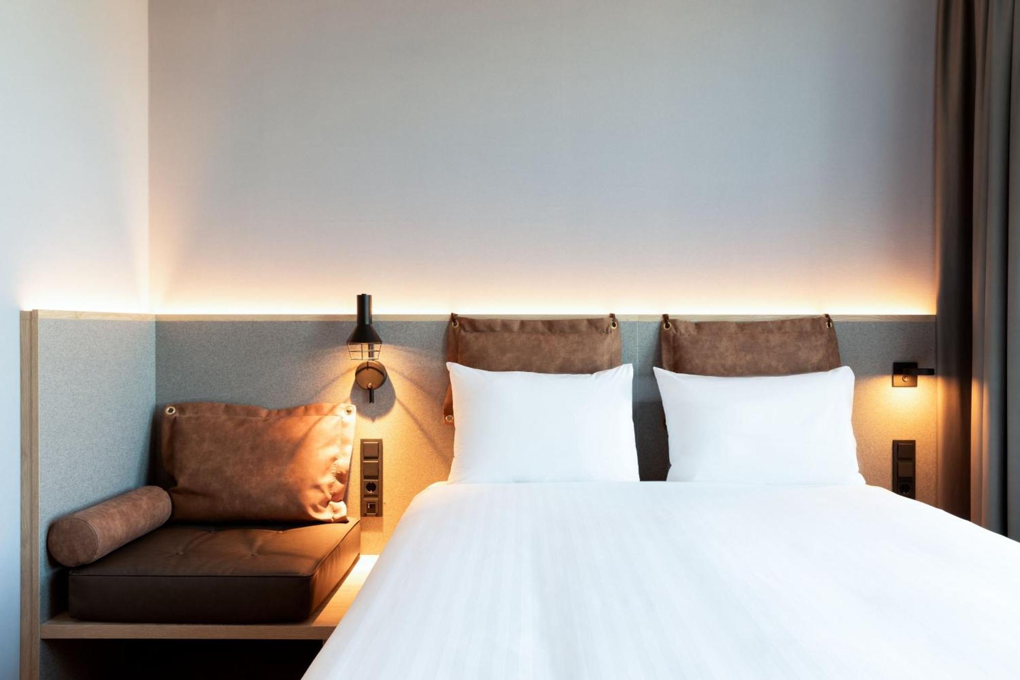 Moxy Queen Room