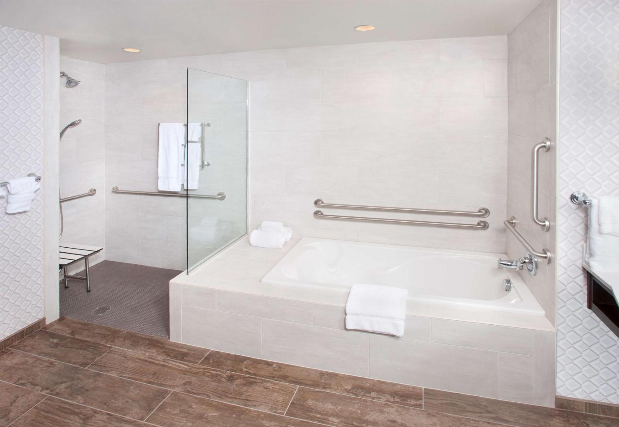 King Suite - Disability Access Hearing Accessible Roll-In Shower