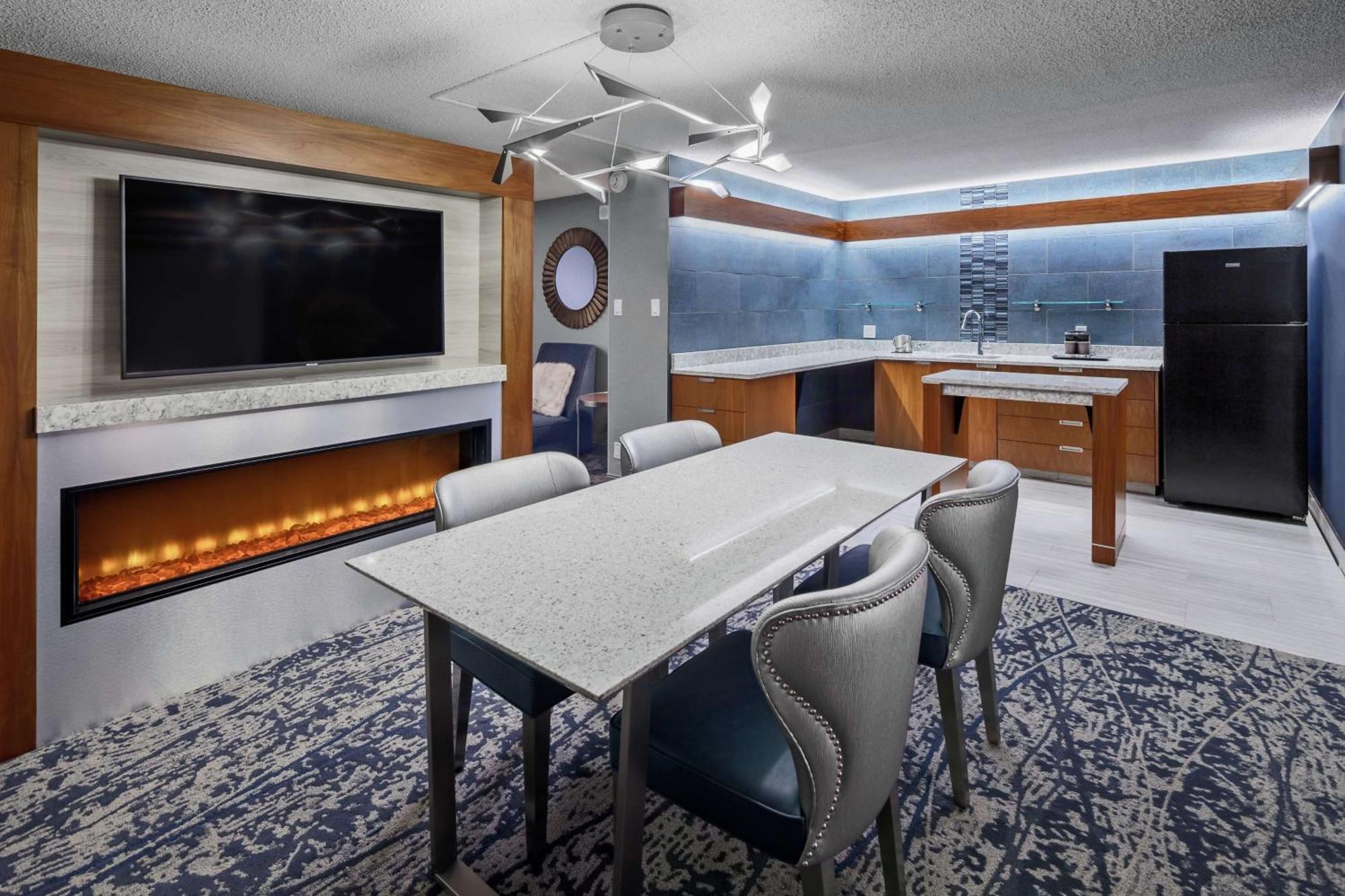 One-Bedroom King Suite with Balcony,1548561256:JPEG