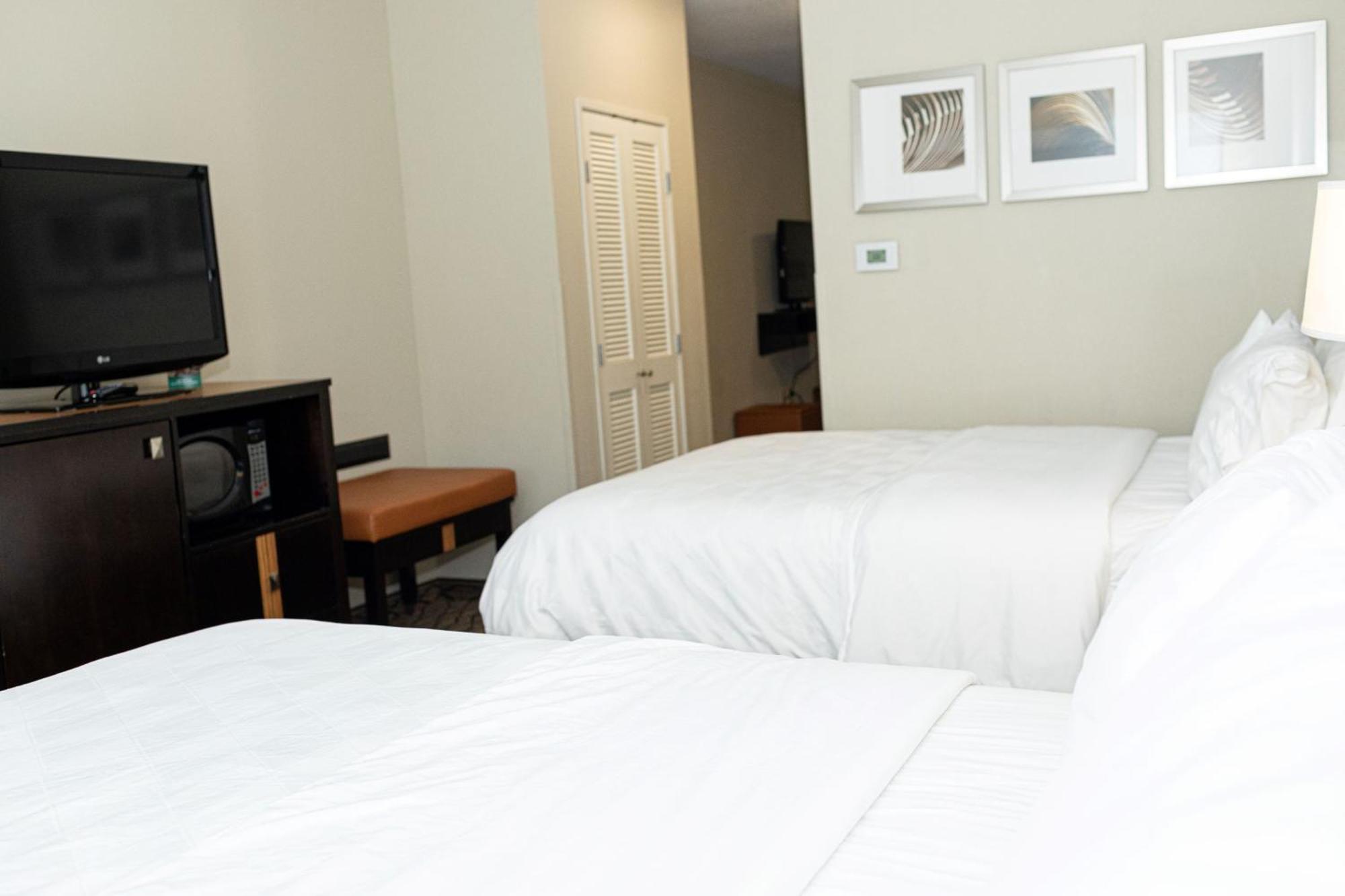 Queen Room Two Queen Beds Hearing Accessible or Non-Smoking