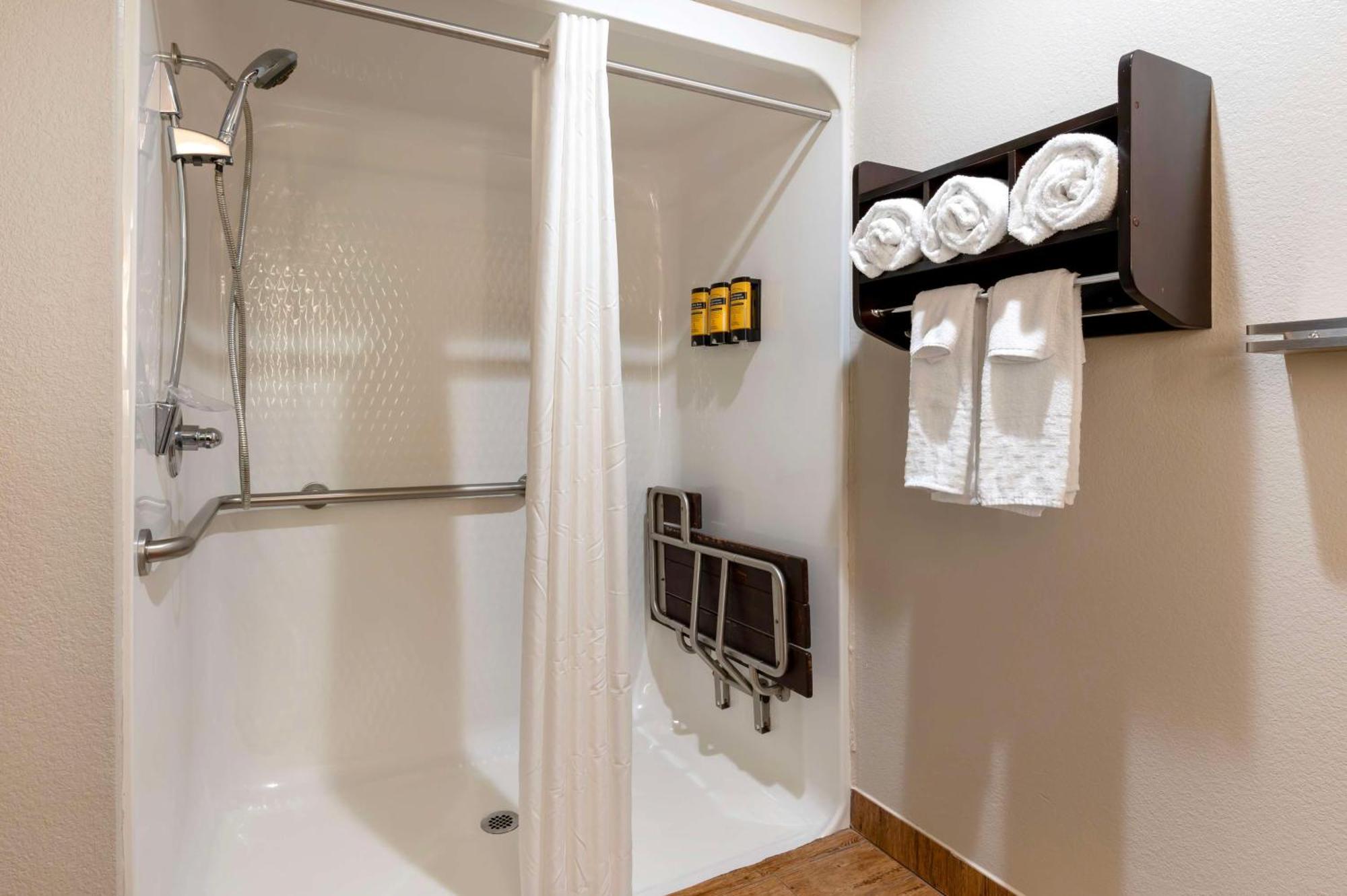 Queen Room with Two Queen Beds and Roll-In Shower - Disability Access