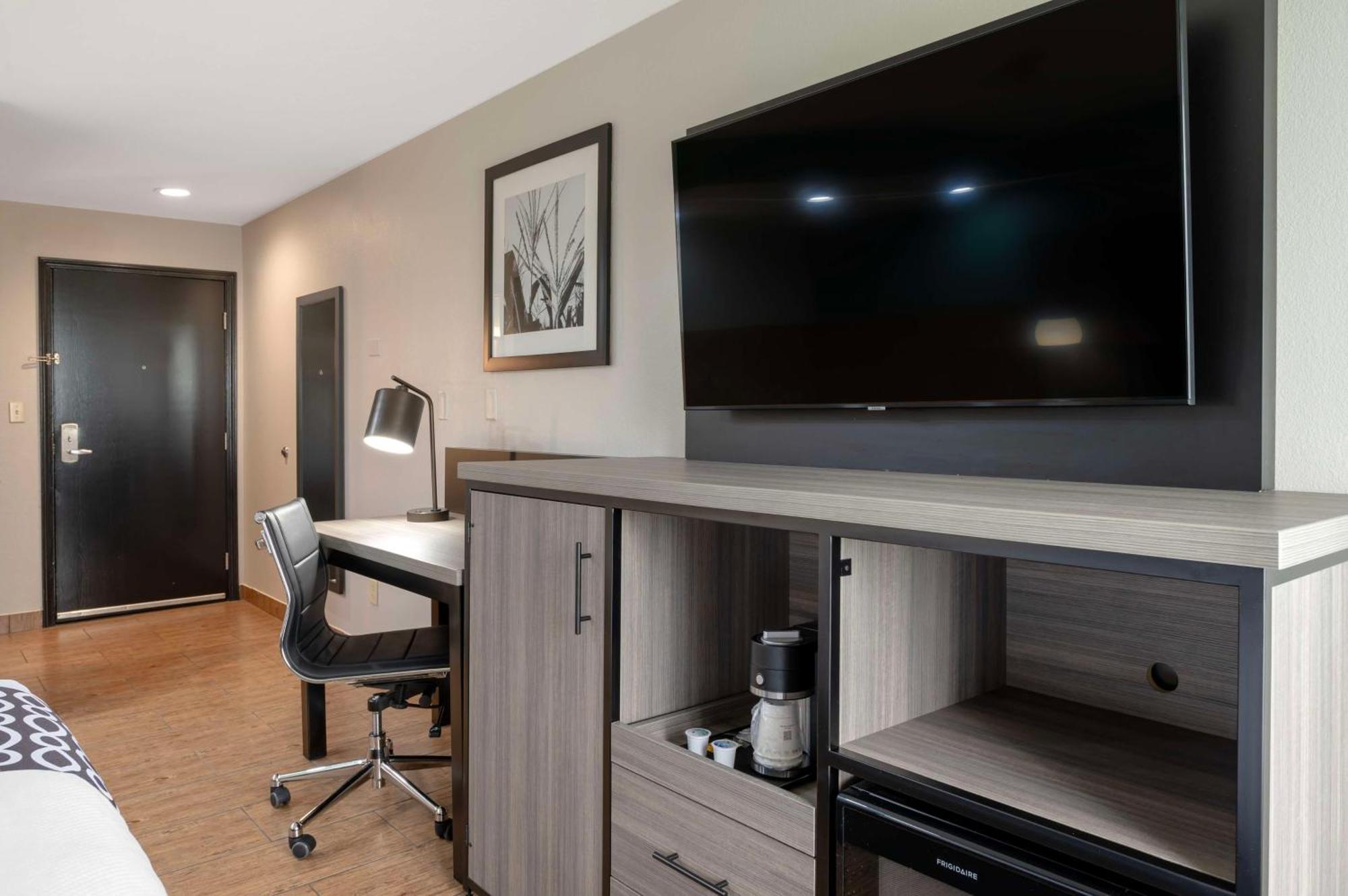 King Suite with Whirlpool - Non-Smoking