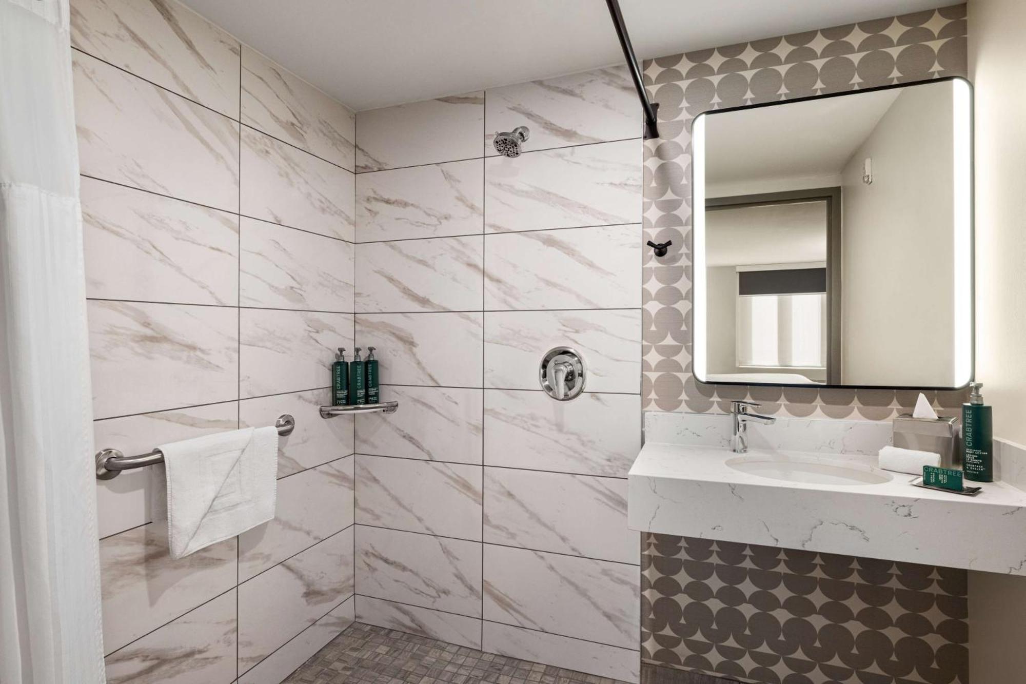 Habitación con cama extragrande y ducha a ras de suelo - Adaptada para personas de movilidad reducida y con discapacidad auditiva