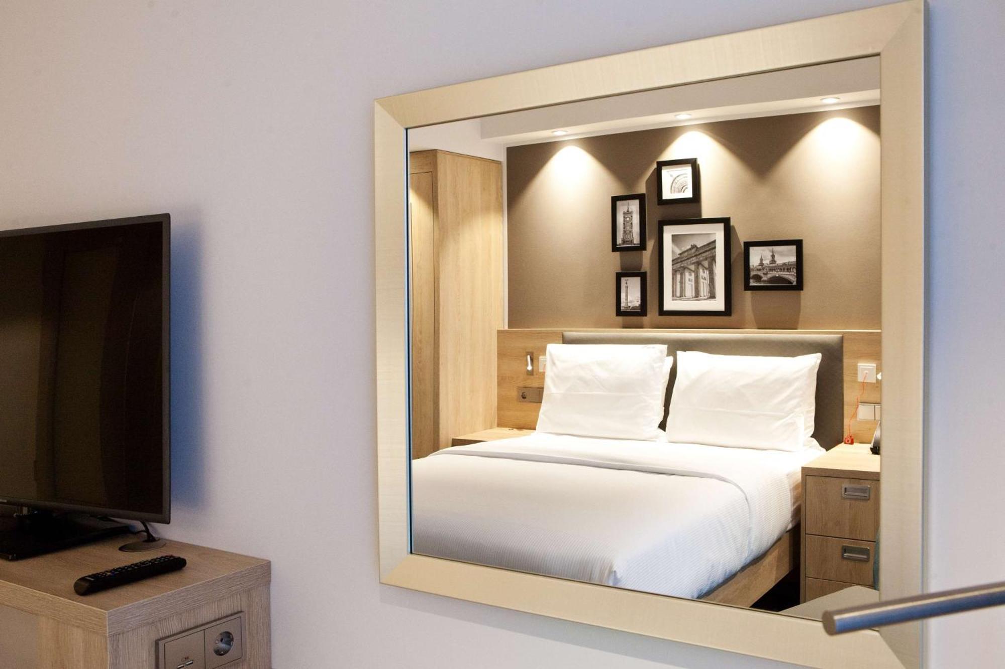 Queen Room Accessible