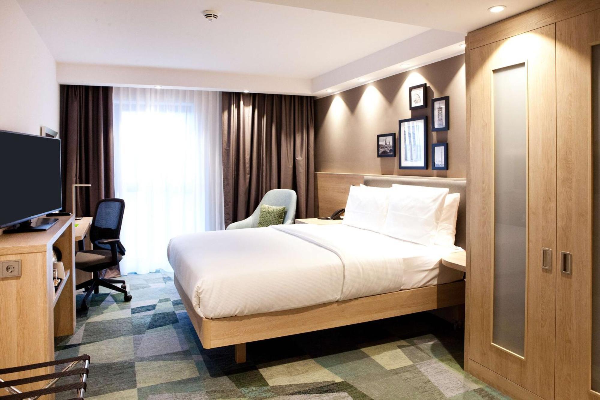 Queen Room Accessible