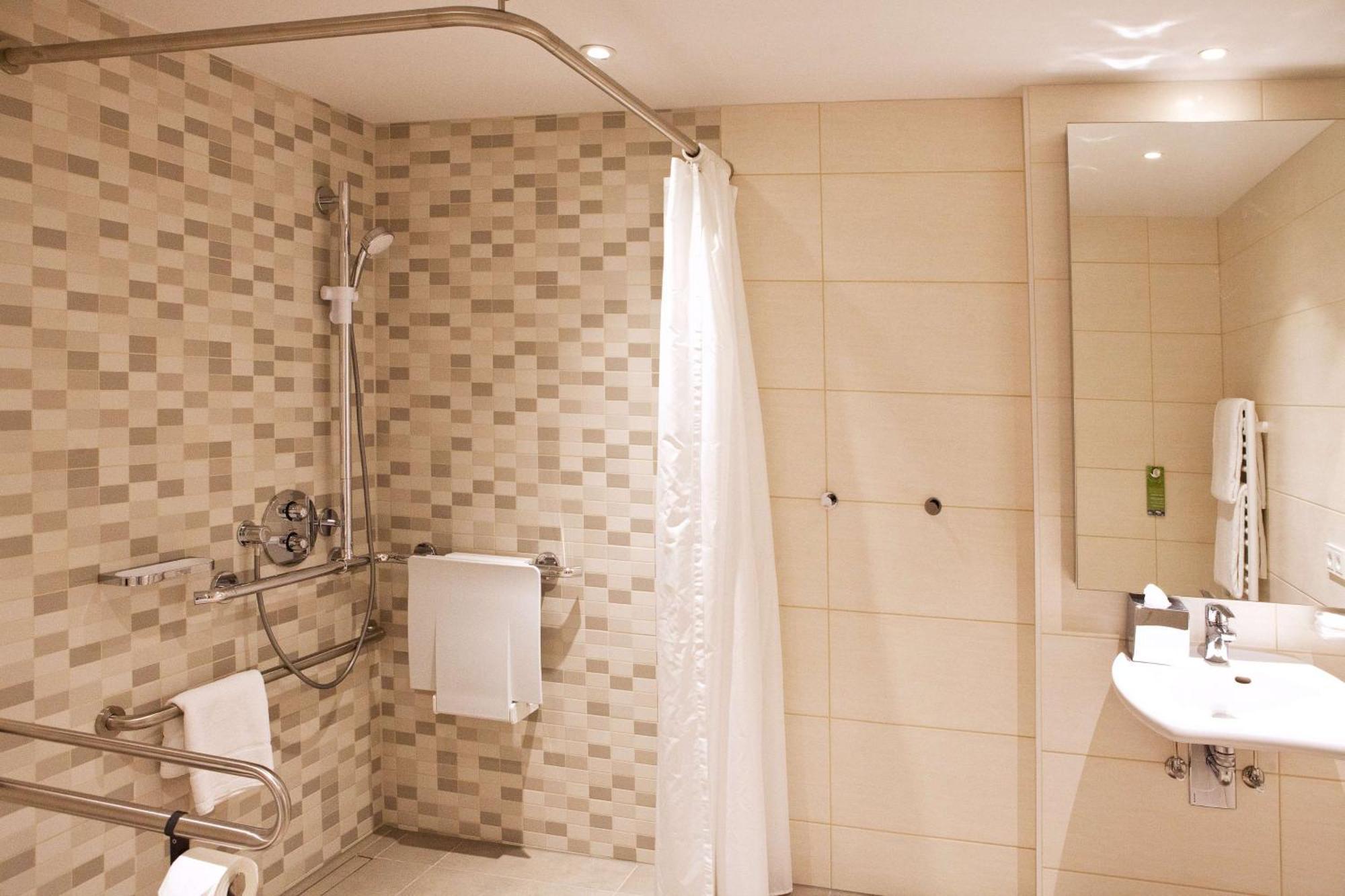 Queen Room Accessible