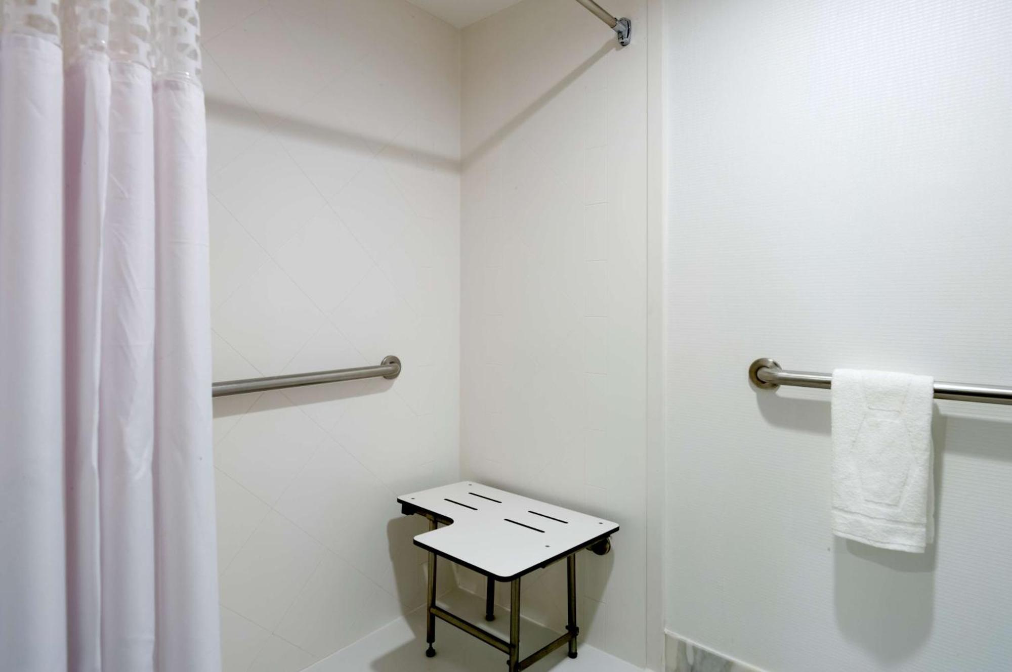 Quarto King com Cabine de Duche - Acessível a Pessoas com Mobilidade ou Audição Condicionadas