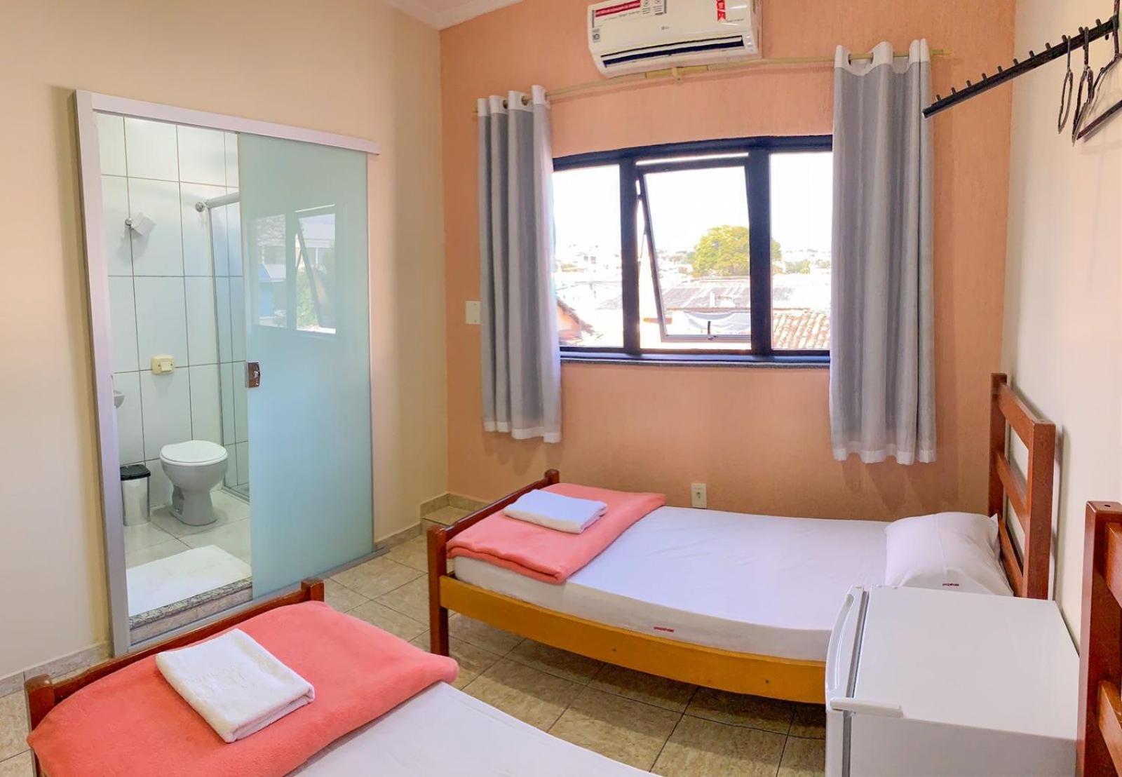 Quarto com Cama de Casal ou 2 de Solteiro