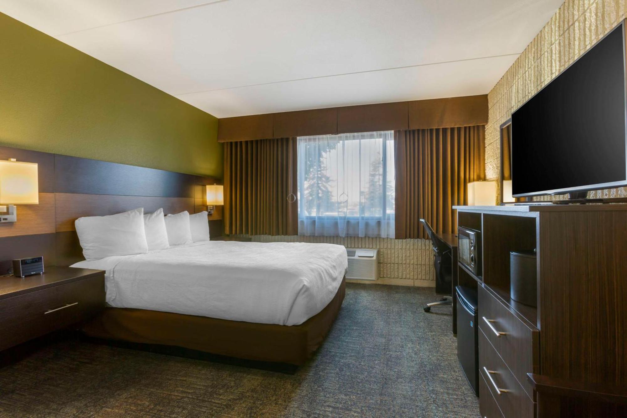 Queen Room Walk Shower Mobility Access or Communication Assistance or Non-Smoking
